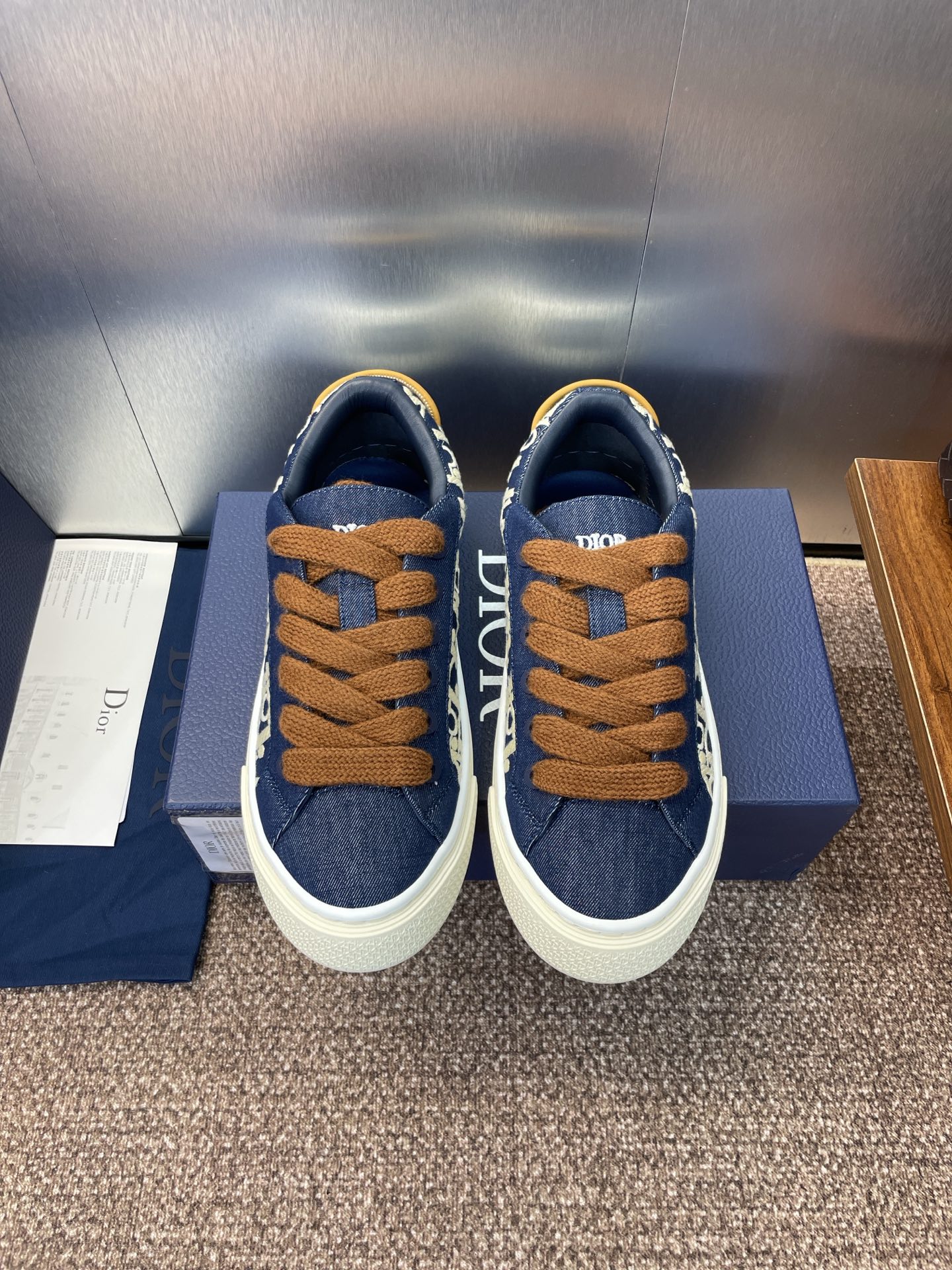 NO:445721,(Male size only) Dior 2025 Spring and Summer Haute Couture Series New Flat-Soled Casual Men's Shoes Dior x Travis B33 Co-branded Round-toe Lace-up Canvas Skateboard Shoes CD Celebrity same Oblique Letter Logo Embossed Retro Colorblocking Sneakers Top High-end Version on the Market Material: Imported Customized Environmentally Friendly Breathable Denim + Water-Dyeed Cowhide Inner + Original Open-Model Tpu Outsole Size39-45 (45 Customized No Return and Exchange), Casual Shoes/Sneakers, Dior, Dior, Sneakers, cowhide19860909（仅男码） 迪奥 2025春夏高定系列新款平底休闲男鞋 Dior x Travis B33联名款圆头系带帆布滑板鞋 CD明星同款Oblique字母logo压花复古拼色运动鞋 市面顶级高端版本 材质:进口定制环保透气牛仔布+水染牛皮内里+原版开模Tpu大底 Size39-45（45定制不退换）,休闲鞋/运动鞋,dior,dior,sneakers,cowhide,Women's Shoes