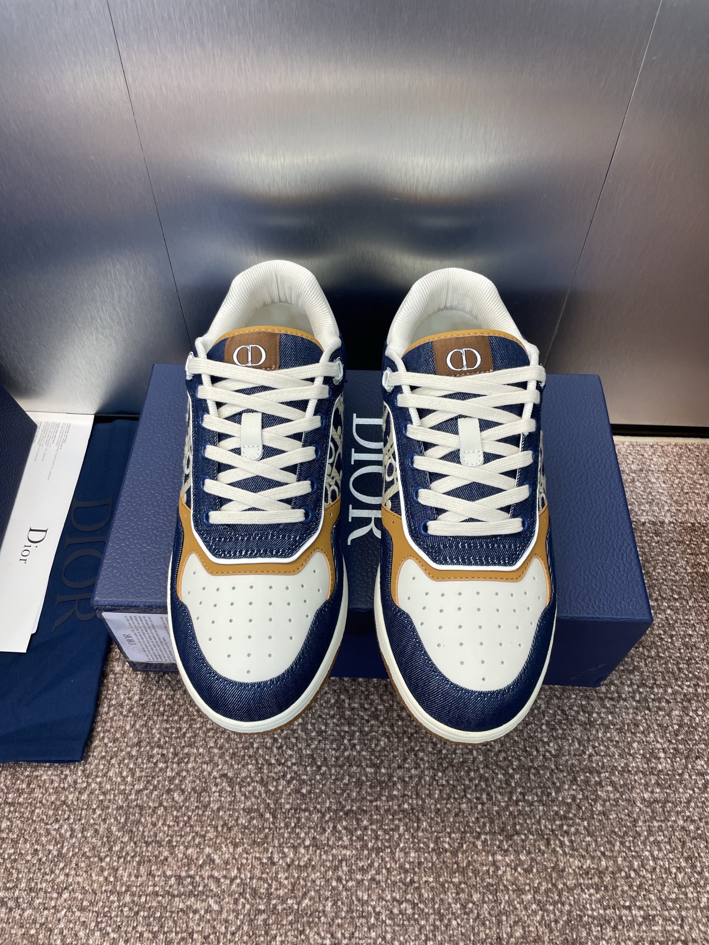 NO:445730,Dior 2025 Spring and Summer latest couple casual shoes Dior OBLIQUE B27 CD letter logo embossed round toe low-top lace-up skateboard shoes Celebrity same style flat-soled color-blocking sneakers Original development Top purchasing quality Material: Original custom top calfskin + original mold opening Tpu outsole + imported breathable mesh fabric inner Size women's size 35-40 (women's size 40 customized) Men's size 39-47 (.45.46.47 customization without return or replacement), casual shoes/sports, dior, dior, sneakers, cowhide19860909迪奥 2025春夏最新情侣款休闲鞋 Dior OBLIQUE B27 CD字母logo压花圆头低帮系带滑板鞋 明星同款平底拼色运动鞋 原版开发 顶级代购品质 材质:原版定制顶级小牛皮+原版开模Tpu大底+进口透气网眼织物内里 Size女码35-40（女码40定制） 男码39-47（.45.46.47定制不退不换）,休闲鞋/运动鞋,dior,dior,sneakers,cowhide,Women's Shoes