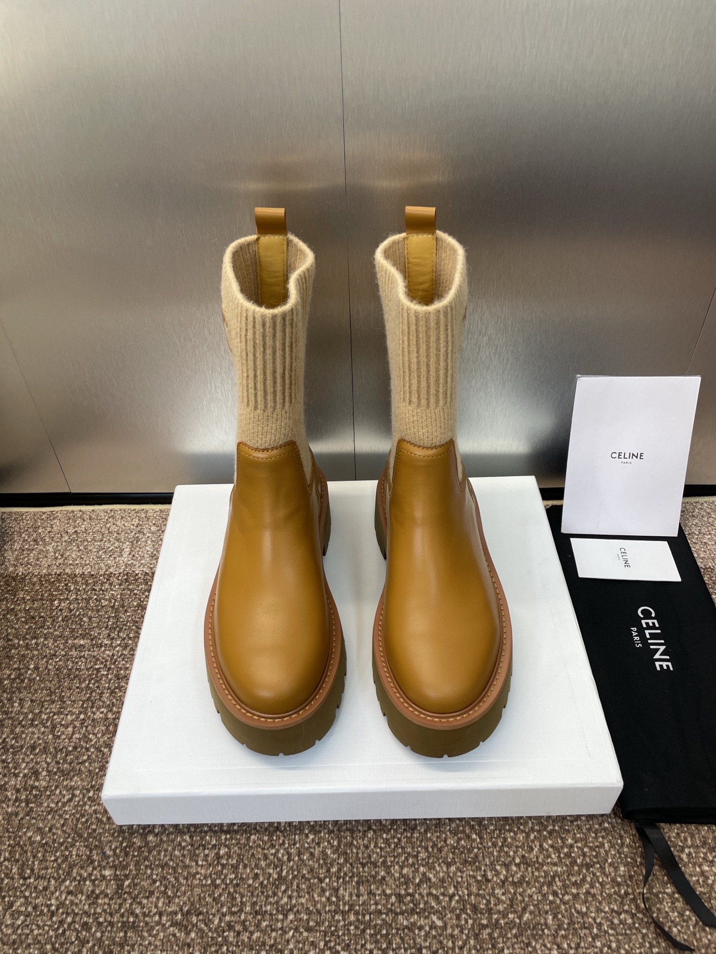 NO:446874,CELINE 2025 autumn and winter new wool motorcycle short boots for women, Celin letter logo thick sole low heel round-toed knight hiking boots Material: Customized upper imported calfskin + water dyed cowhide + original open mold wear-resistant velvet gear sole Heel height: 5CM size women's size 35-41 (40.41 custom non-return and exchange), boots, celine, boots, cowhide19860909CELINE 2025秋冬新款毛线筒机车女短靴 瑟琳字母logo厚底低跟圆头骑士登山靴 材质:鞋面定制进口小牛皮+水染牛皮里+原版开模耐磨绒齿轮大底 跟高:5CM size女码35-41（40.41定制不退换）,靴子,celine,boots,cowhide,Women's Shoes