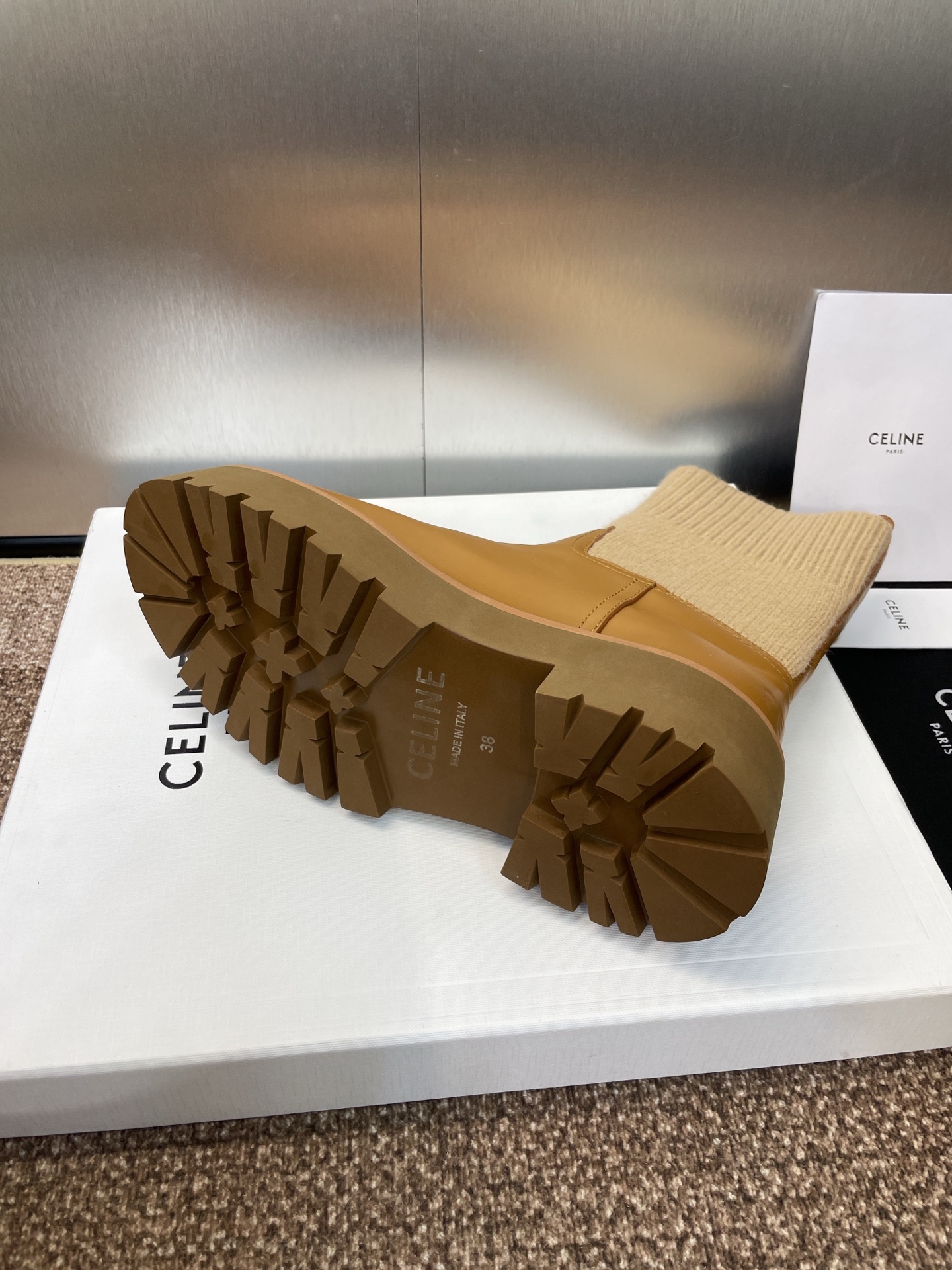 CELINE 秋冬新款毛线筒机车女短靴 瑟琳字母logo厚底低跟圆头骑士登山靴材质:鞋面定制进口小牛皮+