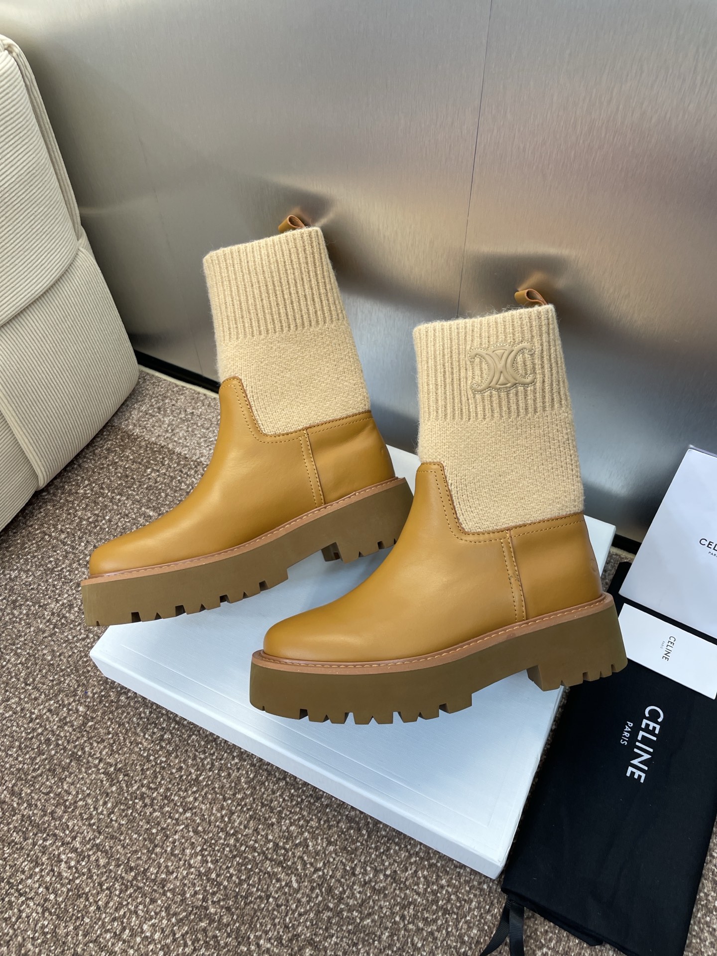 CELINE 秋冬新款毛线筒机车女短靴 瑟琳字母logo厚底低跟圆头骑士登山靴材质:鞋面定制进口小牛皮+