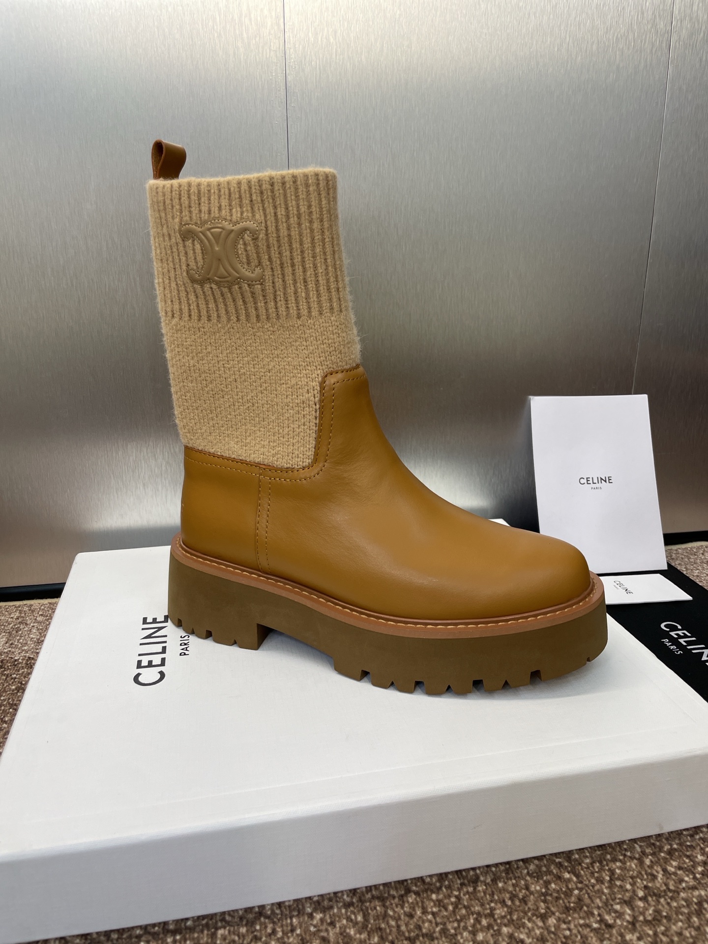 CELINE 秋冬新款毛线筒机车女短靴 瑟琳字母logo厚底低跟圆头骑士登山靴材质:鞋面定制进口小牛皮+