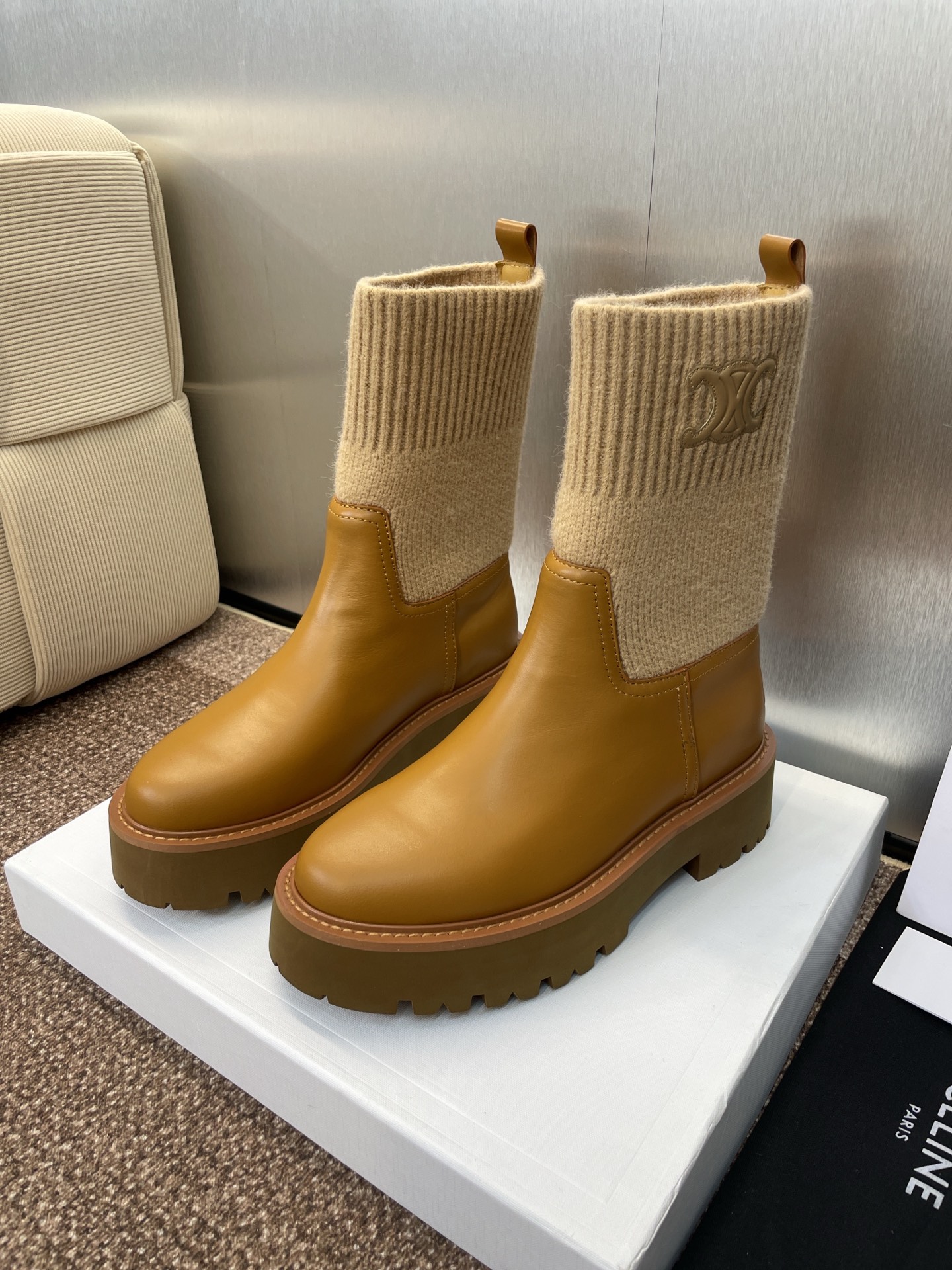 CELINE 秋冬新款毛线筒机车女短靴 瑟琳字母logo厚底低跟圆头骑士登山靴材质:鞋面定制进口小牛皮+