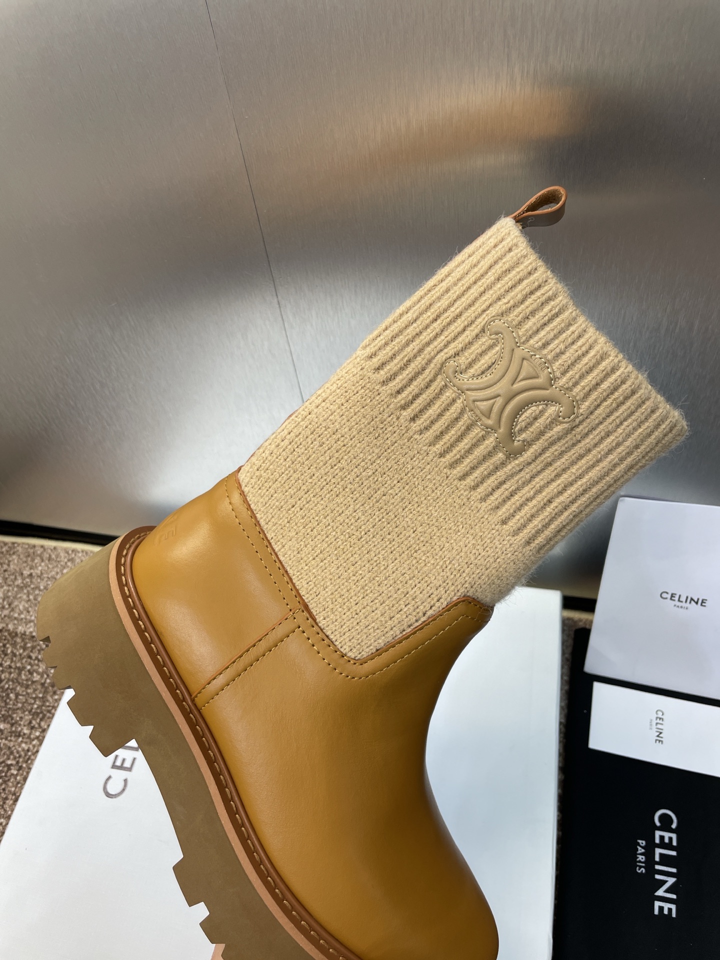 CELINE 秋冬新款毛线筒机车女短靴 瑟琳字母logo厚底低跟圆头骑士登山靴材质:鞋面定制进口小牛皮+