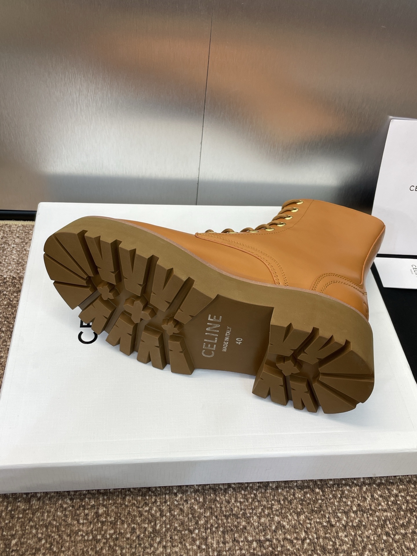 CELINE 秋冬新款系带机车女短靴 瑟琳字母logo厚底低跟圆头骑士登山靴材质:鞋面定制进口小牛皮+水