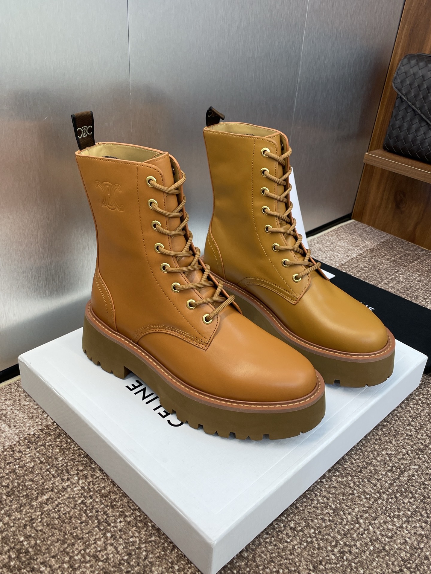 CELINE 秋冬新款系带机车女短靴 瑟琳字母logo厚底低跟圆头骑士登山靴材质:鞋面定制进口小牛皮+水