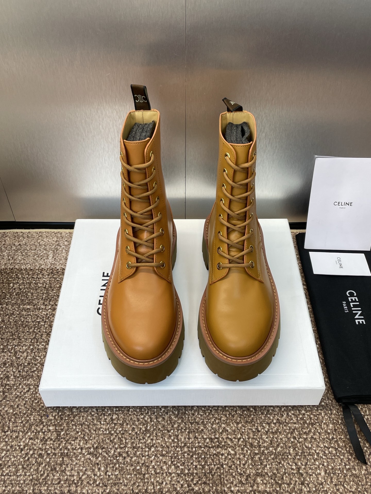 CELINE 秋冬新款系带机车女短靴 瑟琳字母logo厚底低跟圆头骑士登山靴材质:鞋面定制进口小牛皮+水