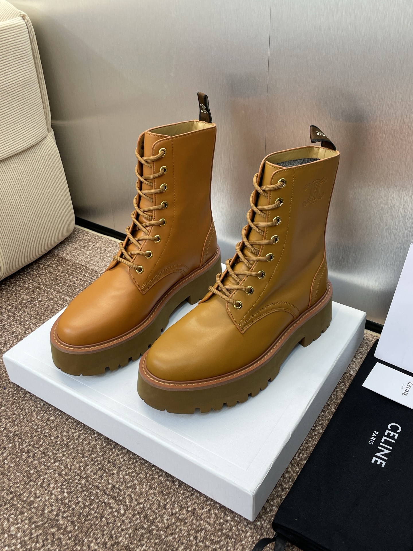 CELINE 秋冬新款系带机车女短靴 瑟琳字母logo厚底低跟圆头骑士登山靴材质:鞋面定制进口小牛皮+水