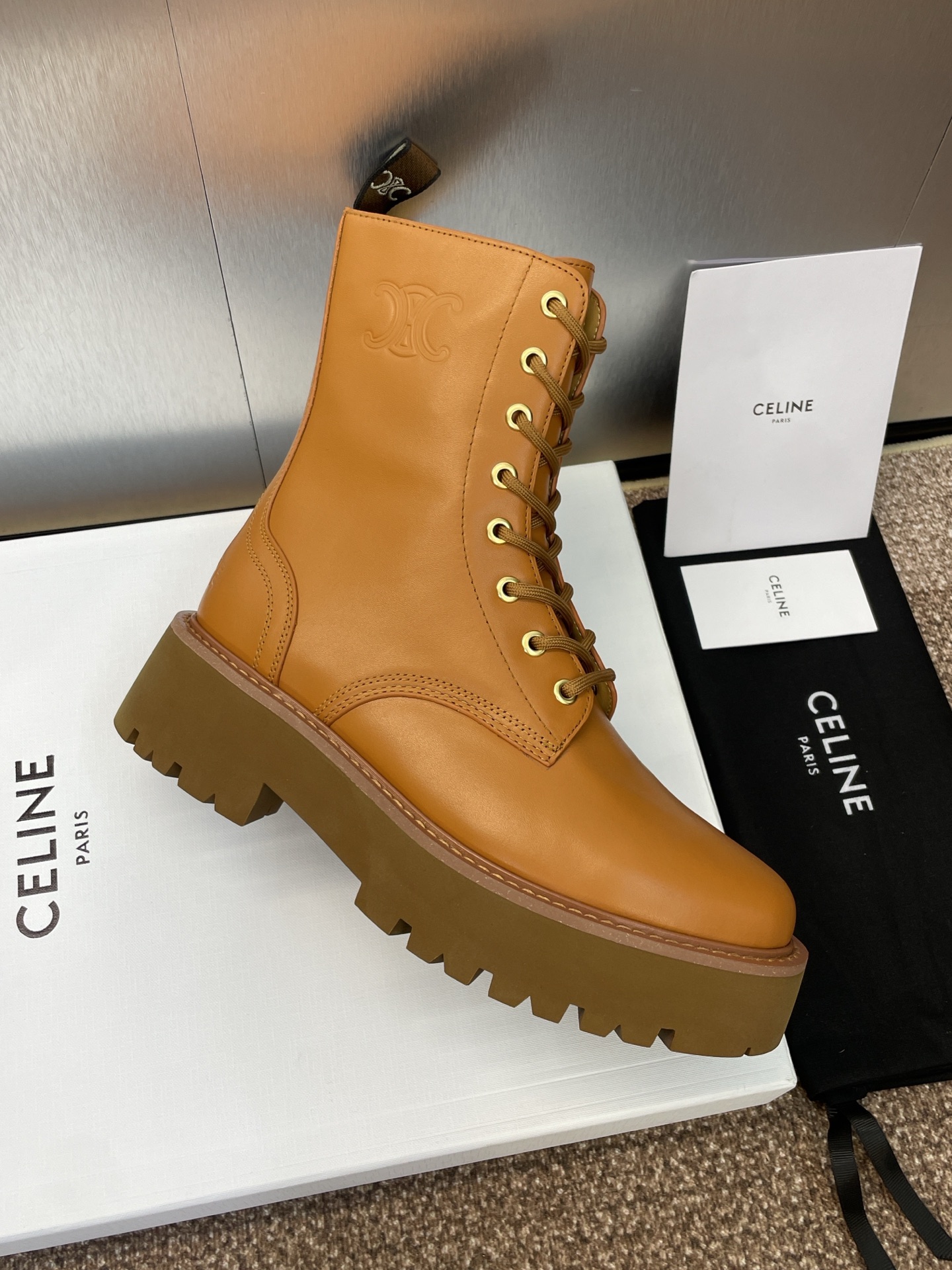 CELINE 秋冬新款系带机车女短靴 瑟琳字母logo厚底低跟圆头骑士登山靴材质:鞋面定制进口小牛皮+水