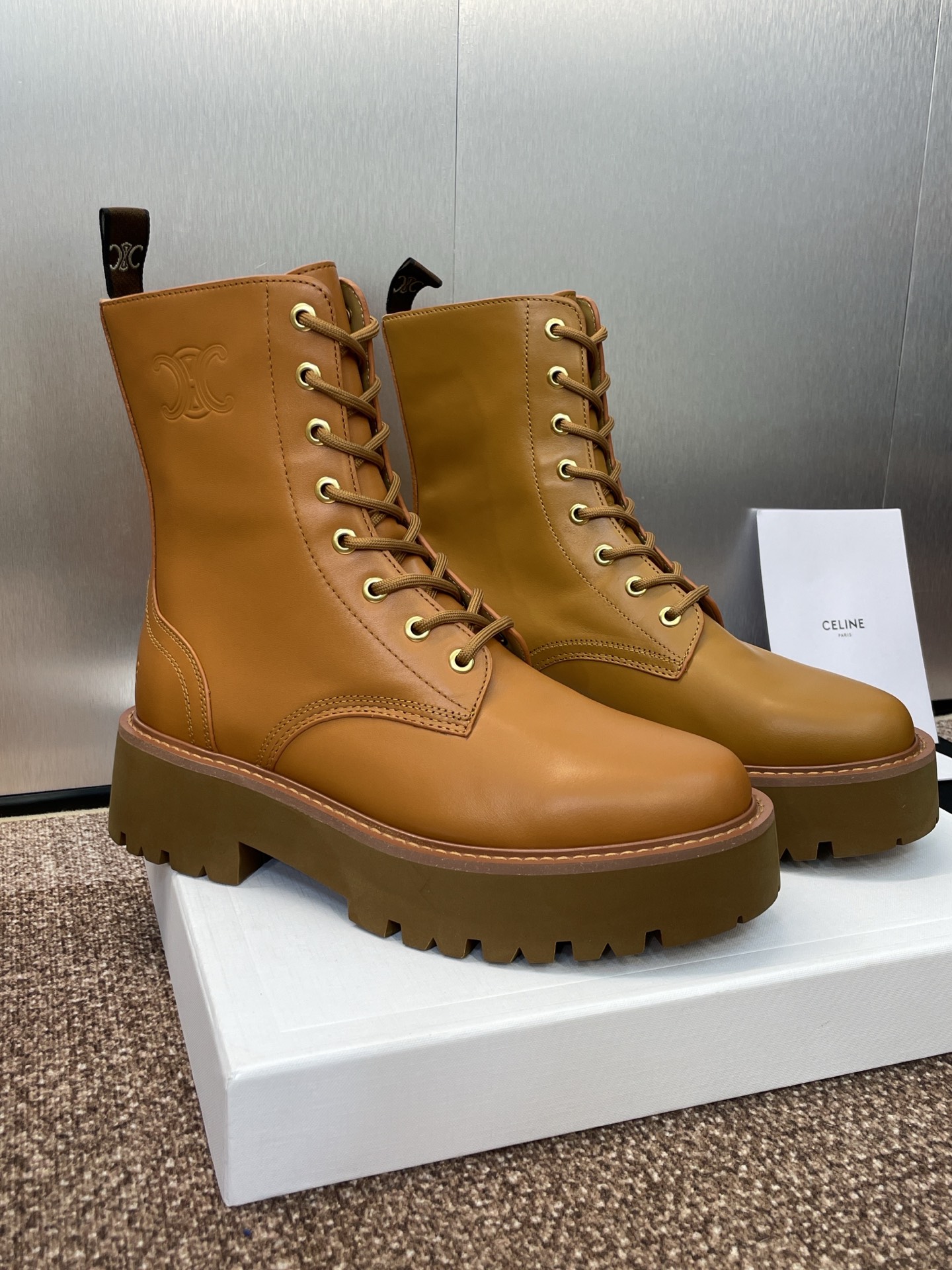 CELINE 秋冬新款系带机车女短靴 瑟琳字母logo厚底低跟圆头骑士登山靴材质:鞋面定制进口小牛皮+水