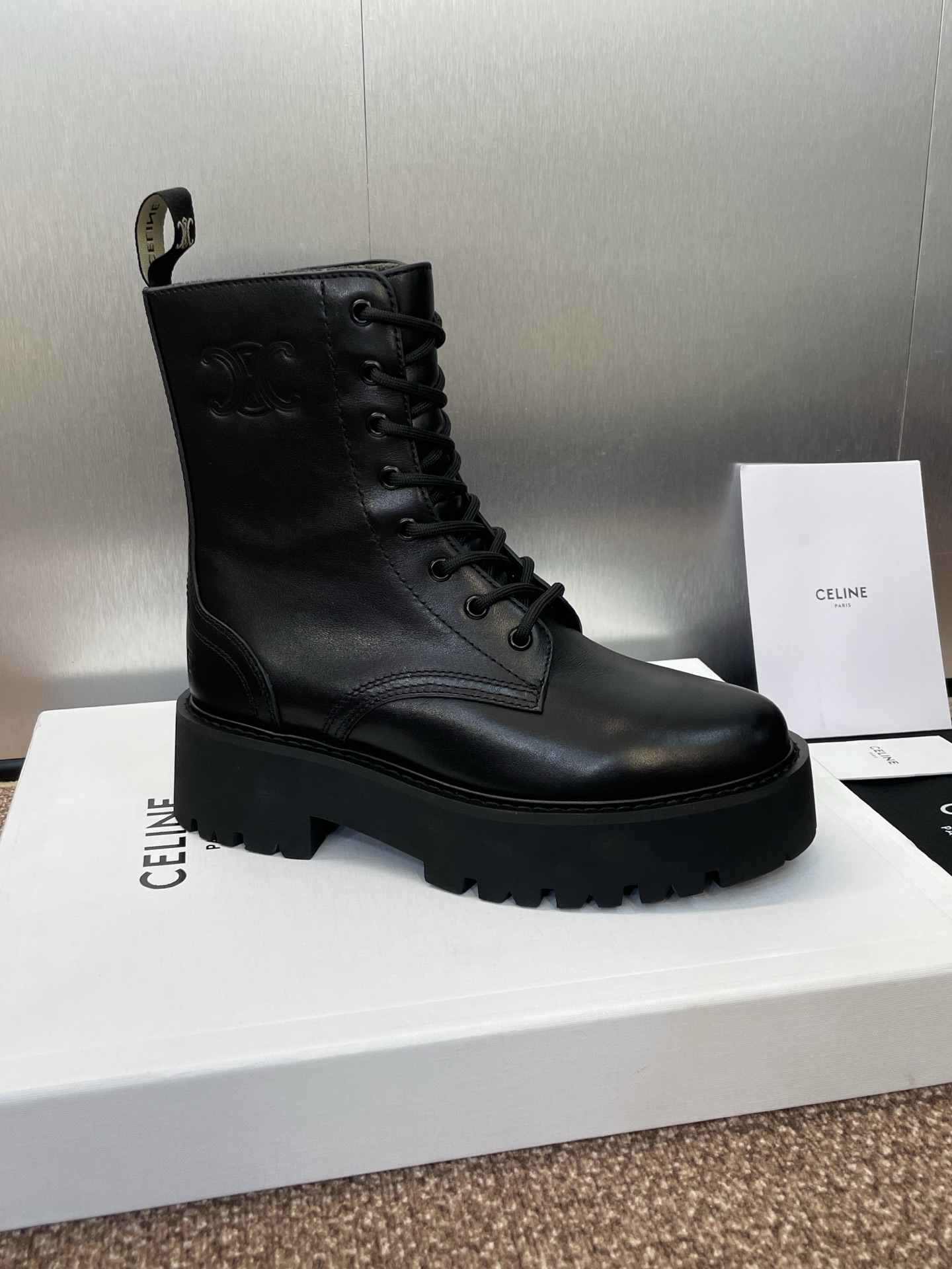 CELINE 秋冬新款系带机车女短靴 瑟琳字母logo厚底低跟圆头骑士登山靴材质:鞋面定制进口小牛皮+水