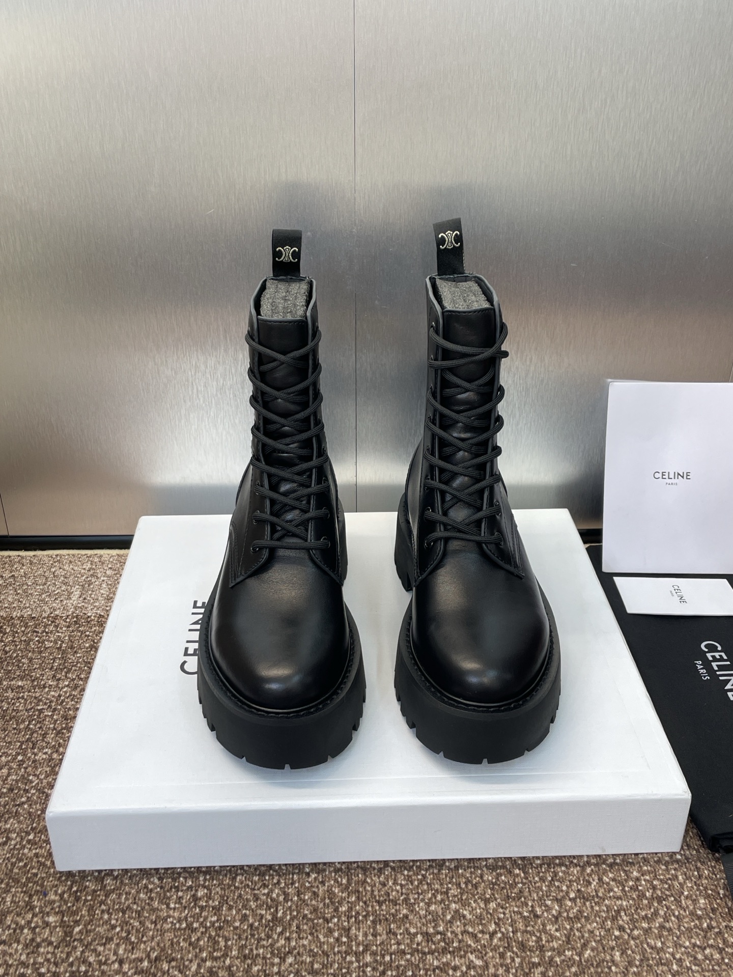 NO:446864,CELINE 2025 autumn and winter new lace-up motorcycle women's short boots Celin letter logo thick sole low heel round-toed knight hiking boots Material: Custom-made imported calfskin + water-dyed cowhide + original open-die wear-resistant velvet gear sole Heel height: 5CM size women's size 35-41 (40.41 custom-made non-return and exchange), boots, celine, boots, cowhide19860909CELINE 2025秋冬新款系带机车女短靴 瑟琳字母logo厚底低跟圆头骑士登山靴 材质:鞋面定制进口小牛皮+水染牛皮里+原版开模耐磨绒齿轮大底 跟高:5CM size女码35-41（40.41定制不退换）,靴子,celine,boots,cowhide,Women's Shoes