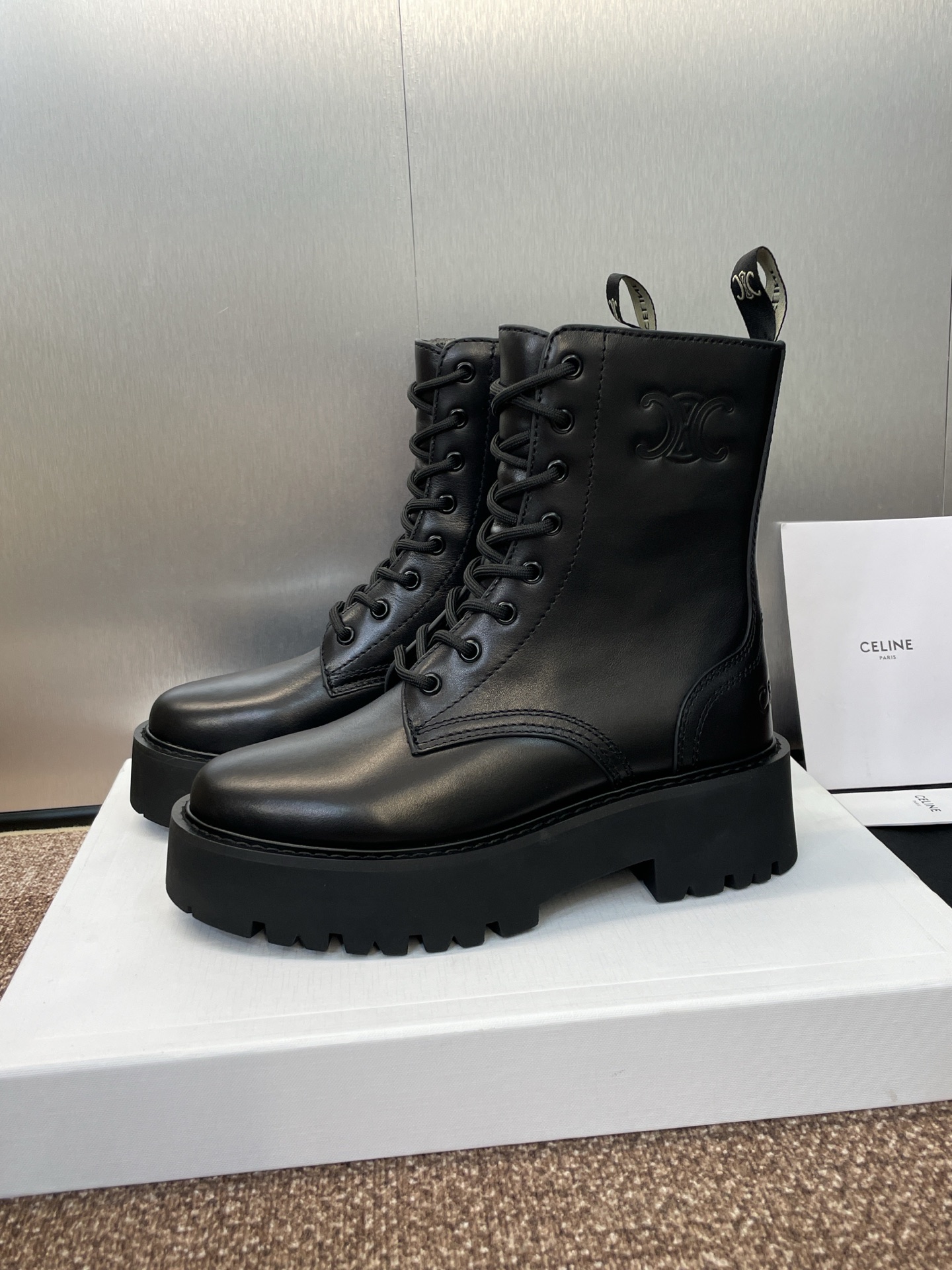 CELINE 秋冬新款系带机车女短靴 瑟琳字母logo厚底低跟圆头骑士登山靴材质:鞋面定制进口小牛皮+水