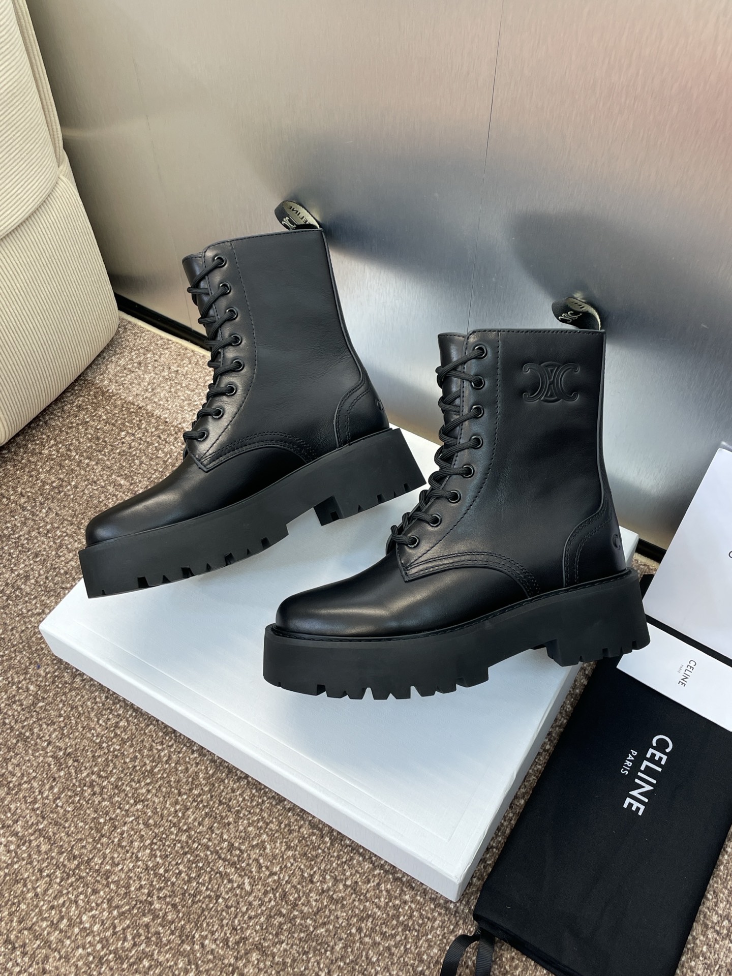 CELINE 秋冬新款系带机车女短靴 瑟琳字母logo厚底低跟圆头骑士登山靴材质:鞋面定制进口小牛皮+水