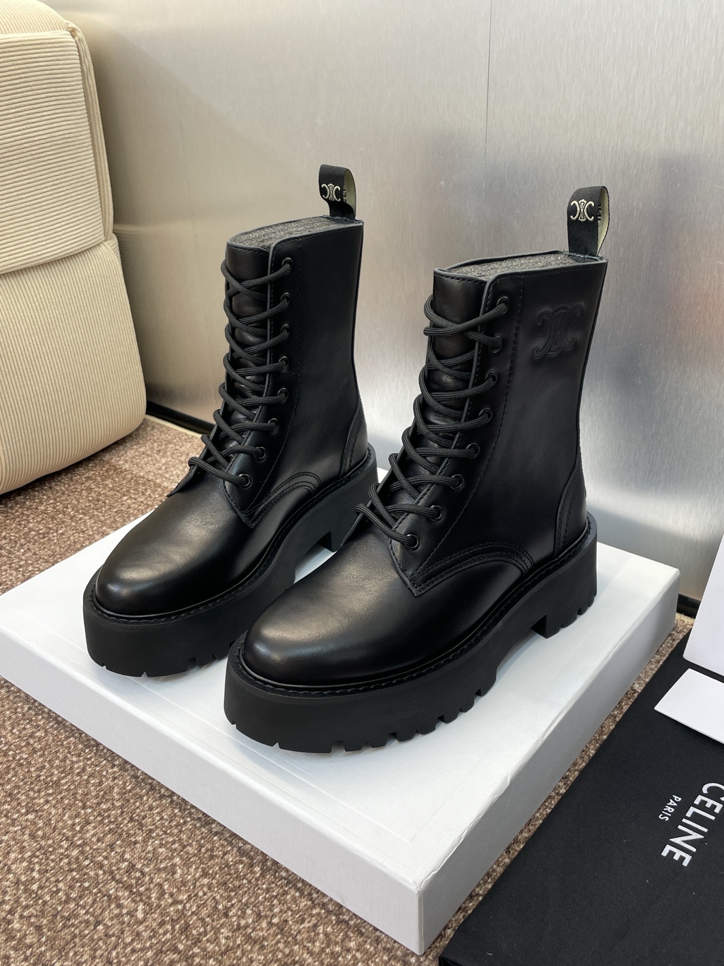CELINE 秋冬新款系带机车女短靴 瑟琳字母logo厚底低跟圆头骑士登山靴材质:鞋面定制进口小牛皮+水