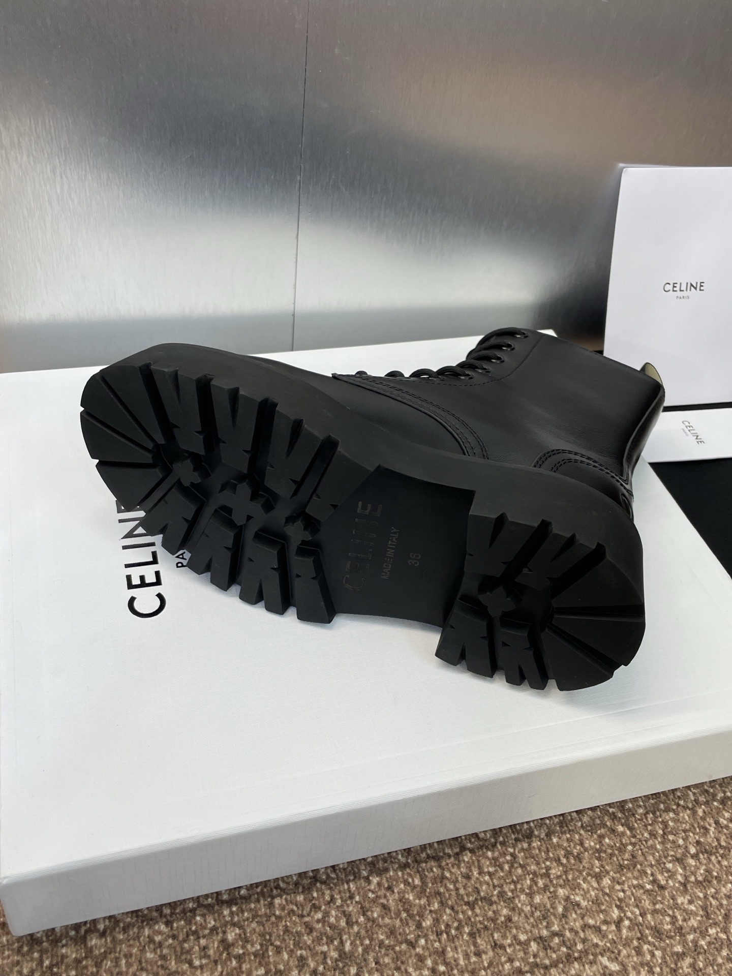 CELINE 秋冬新款系带机车女短靴 瑟琳字母logo厚底低跟圆头骑士登山靴材质:鞋面定制进口小牛皮+水