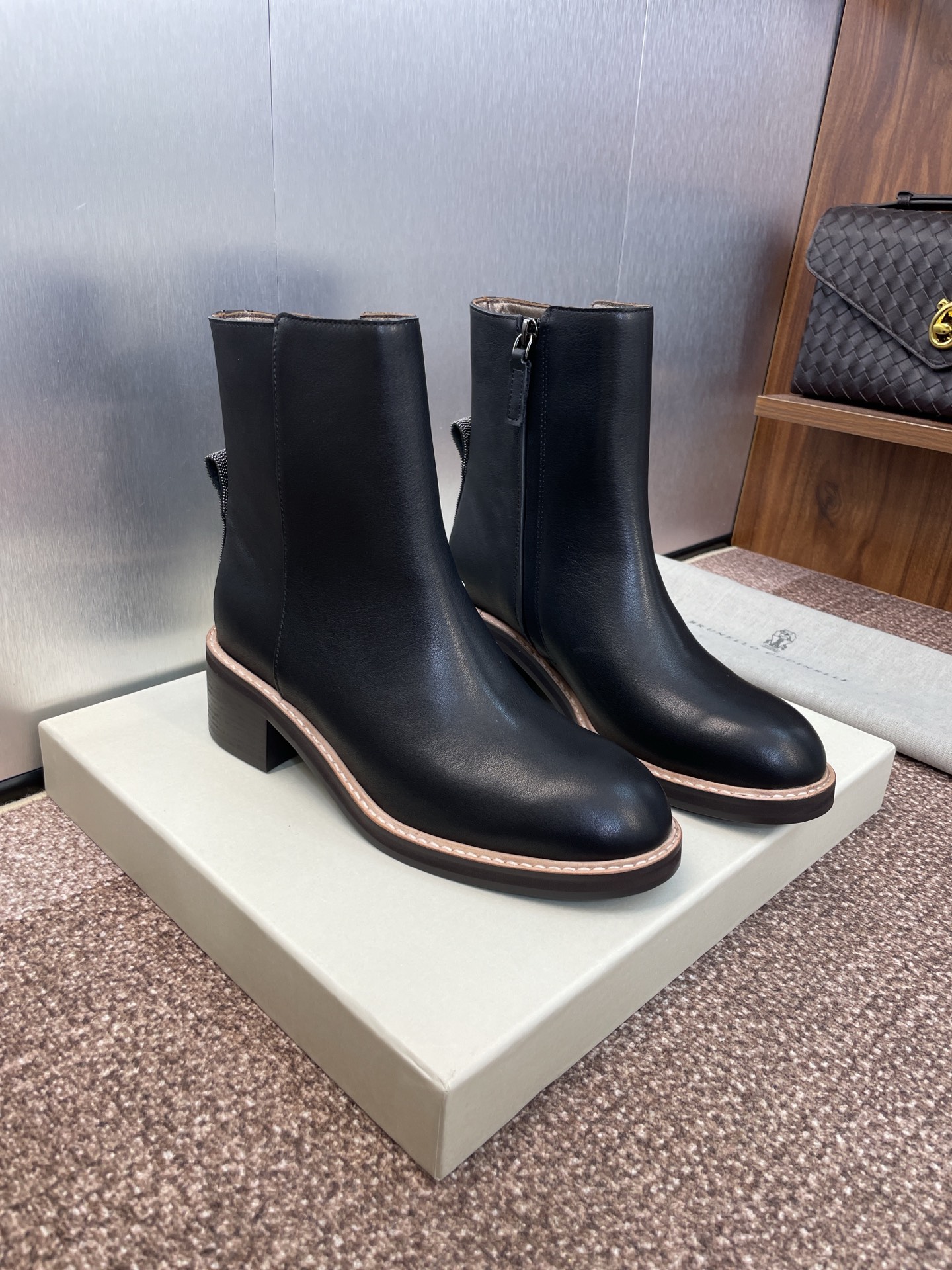 NO:446855,Brunello Cucineli 2025 autumn and winter new women's short boots BC thick sole low heel round toe side zipper motorcycle rider military boots Material upper imported calfskin/imported sheep suede + water dyed sheepskin inner lining + original open mold genuine leather edge strip combination heel height 5CM Size35-39 (40 41 42 custom made no return), boots, brunello cucinelli, boots, cowhide, sheepskin, sheep, chamois leather19860909Brunello Cucineli 布鲁内诺库奇内利2025秋冬新款女短靴 BC 厚底低跟圆头侧拉链机车骑士军靴 材质鞋面进口小牛皮/进口羊猄麂皮+水染羊皮内里+原版开模真皮沿条组合大底 跟高5CM Size35-39 (40 41 42定做不退换）,靴子,brunello cucinelli,boots,cowhide,sheepskin,sheep,chamois leather,Women's Shoes