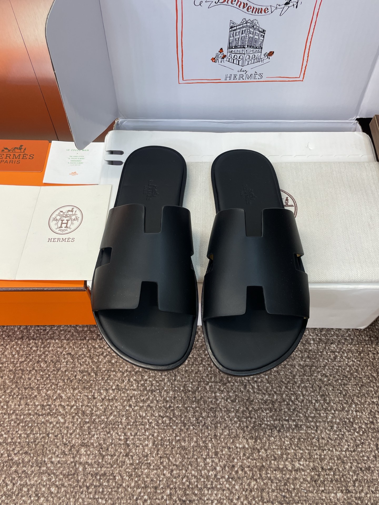 NO:447246,(Male size only) Dongguan Purchase grade Hermes Hermes Spring and Summer Classic Lzmir Color Flip Flops Men's Shoes H Home Flat Sole Round Toe Jelly Color Sandals Material Upper Imported Calfskin + Water-Dyeed Cowhide Inner + Italian Leather Soles Size: 39-45, Slippers, hermes, hermes, slippers, cowhide, Leather soles19860909（仅男码） 莞产 代购级 爱马仕 Hermes 春夏经典款 Lzmir拼色工字拖男鞋 H家平底圆头露趾果冻色凉拖鞋 材质鞋面进口小牛皮+水染牛皮内里+意大利真皮大底 Size: 39-45,拖鞋,hermes,hermes,slippers,cowhide,Leather soles,Women's Shoes