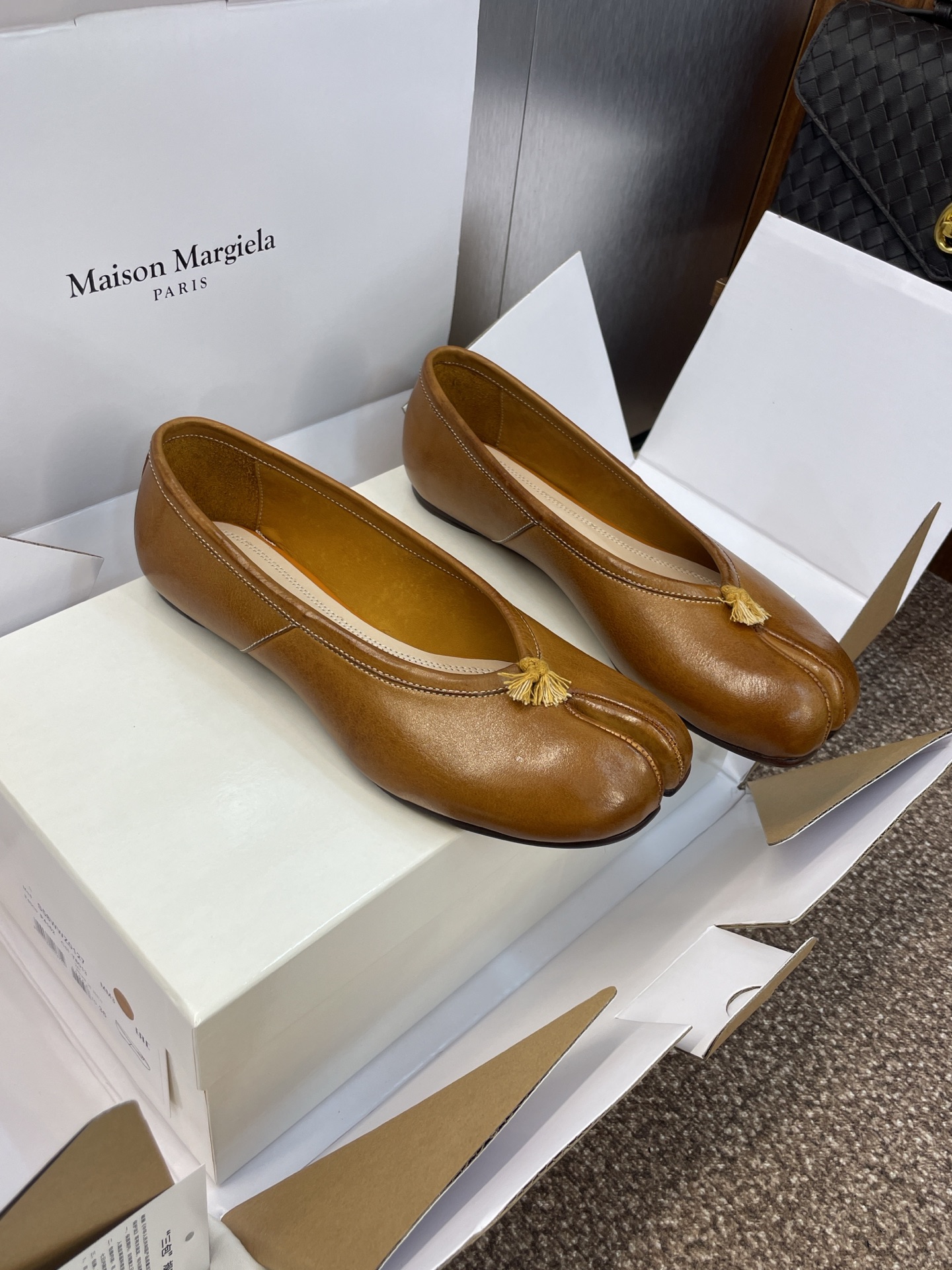 Fashion Substitutes: Maison Margiela Ballet Shoes with Waterwashing Technology - 图片 2