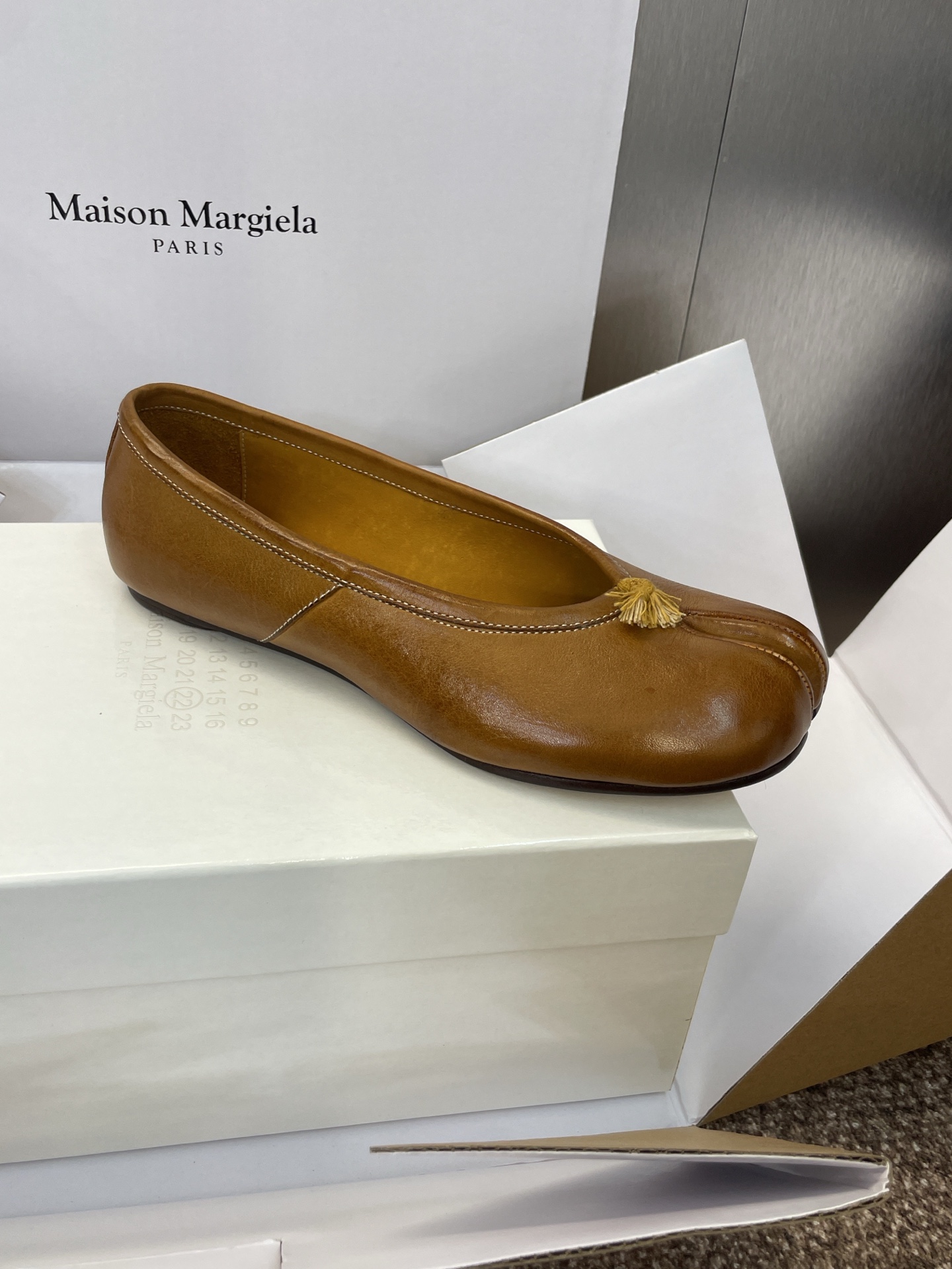 Fashion Substitutes: Maison Margiela Ballet Shoes with Waterwashing Technology - 图片 5