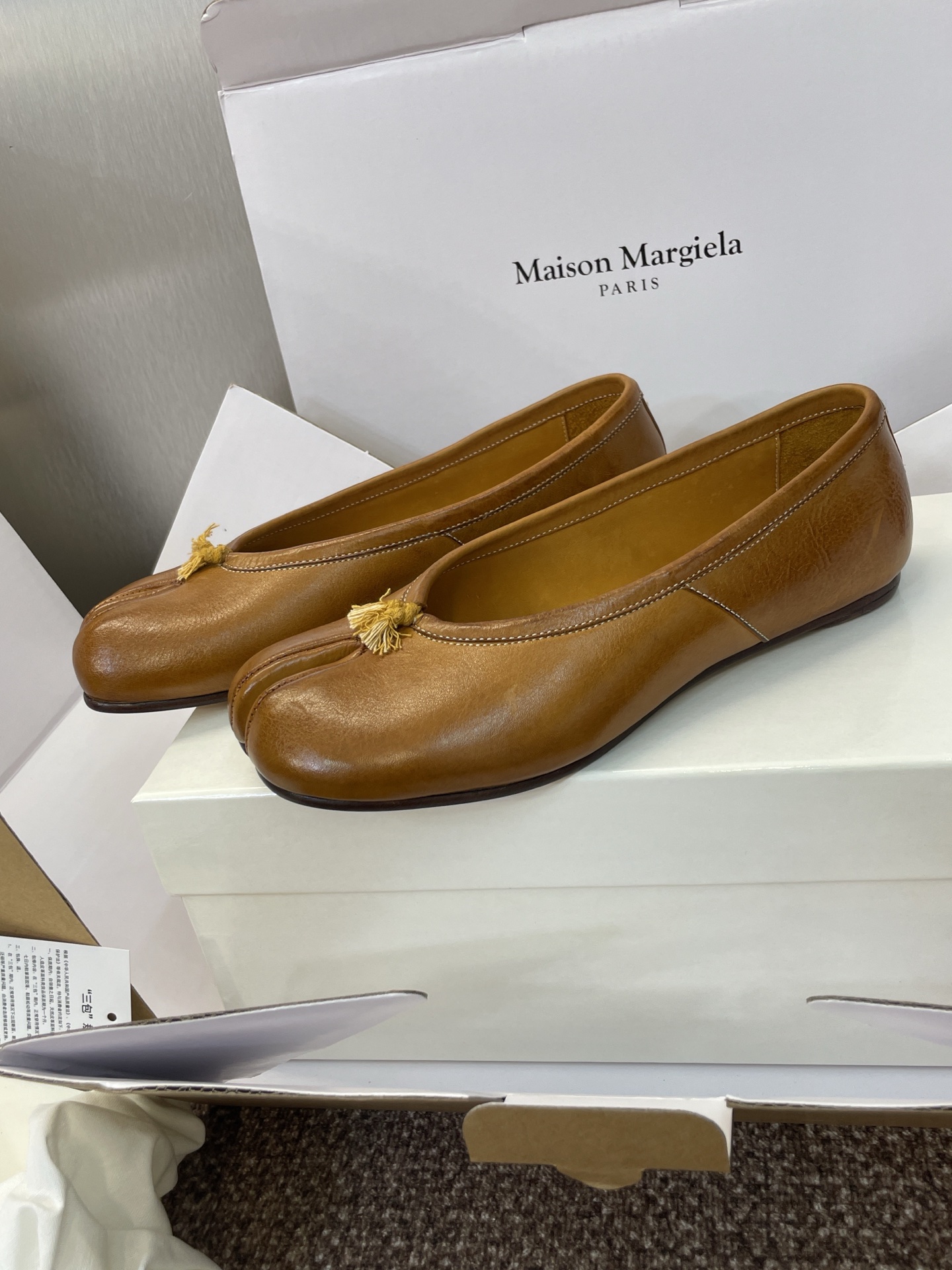 Fashion Substitutes: Maison Margiela Ballet Shoes with Waterwashing Technology - 图片 4