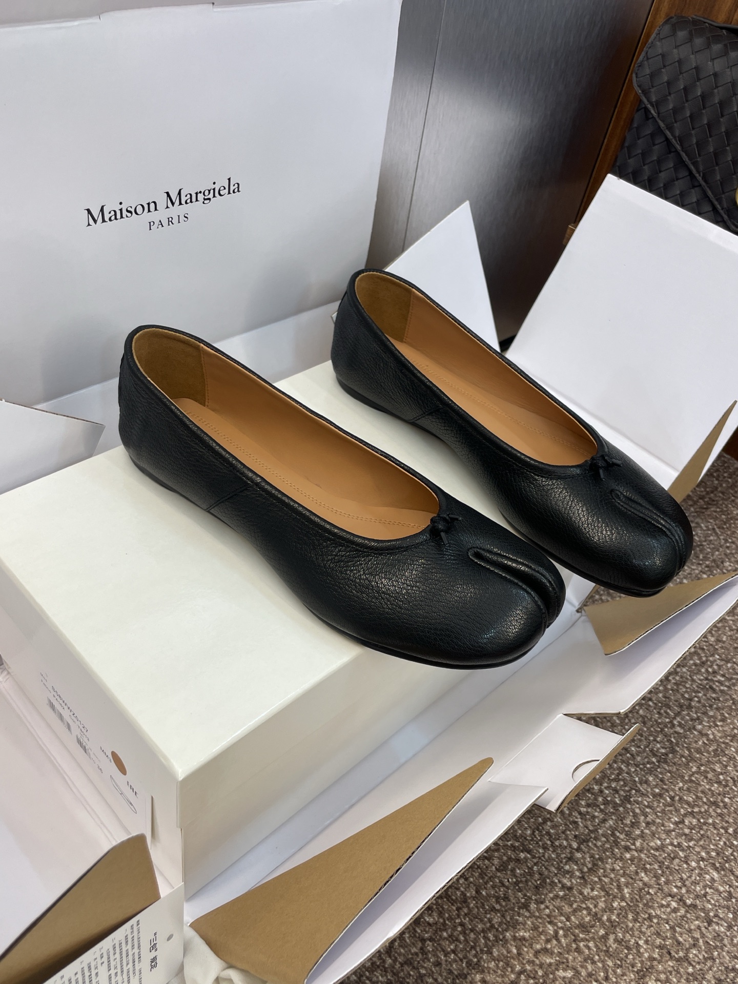 Fashion Substitutes: Maison Margiela Ballet Shoes with Waterwashing Technology - 图片 3