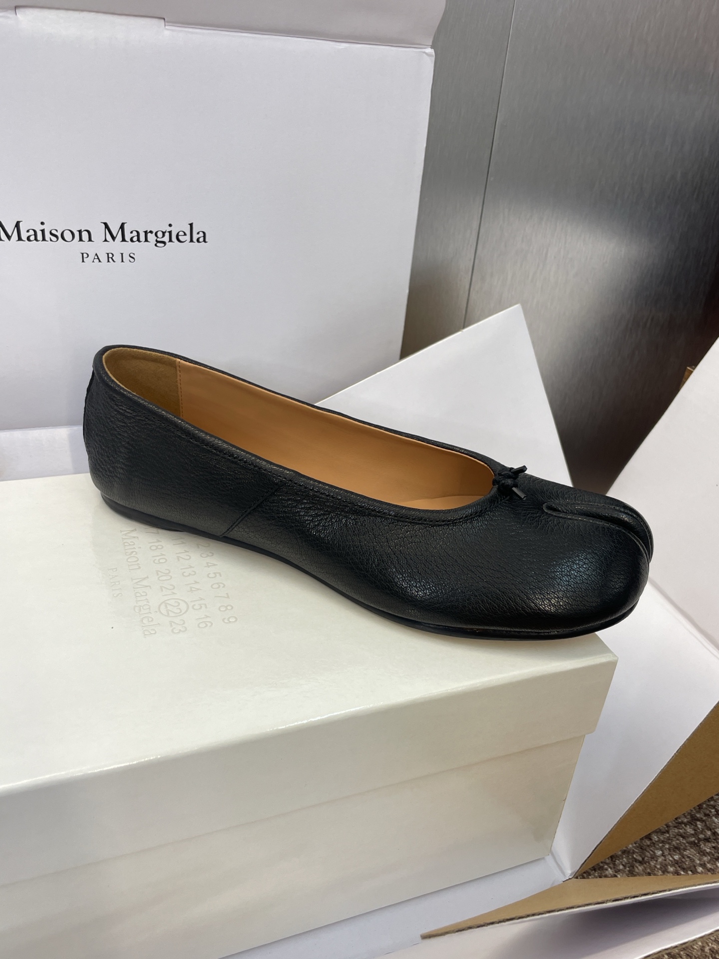Fashion Substitutes: Maison Margiela Ballet Shoes with Waterwashing Technology - 图片 6