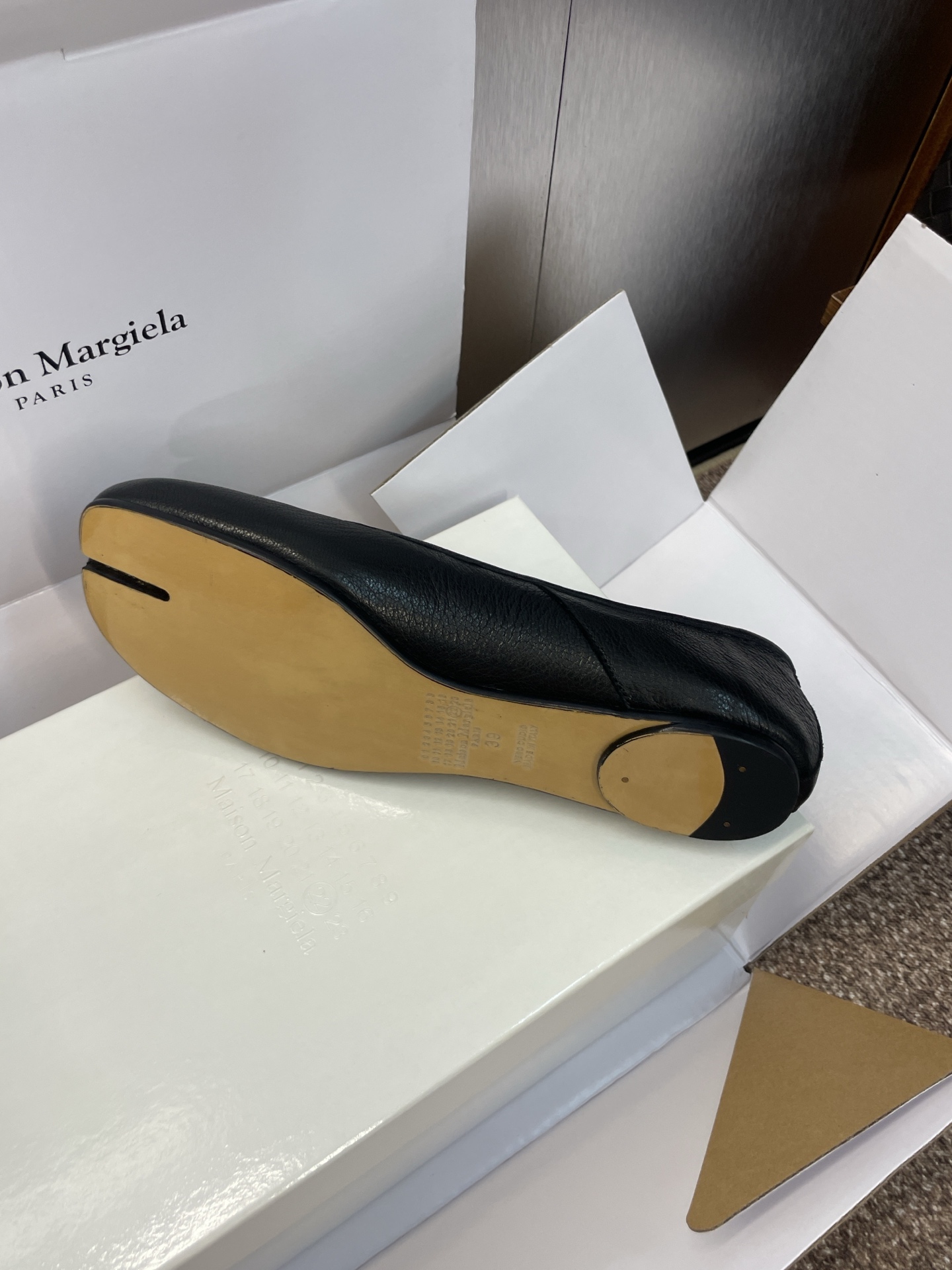 Fashion Substitutes: Maison Margiela Ballet Shoes with Waterwashing Technology - 图片 9