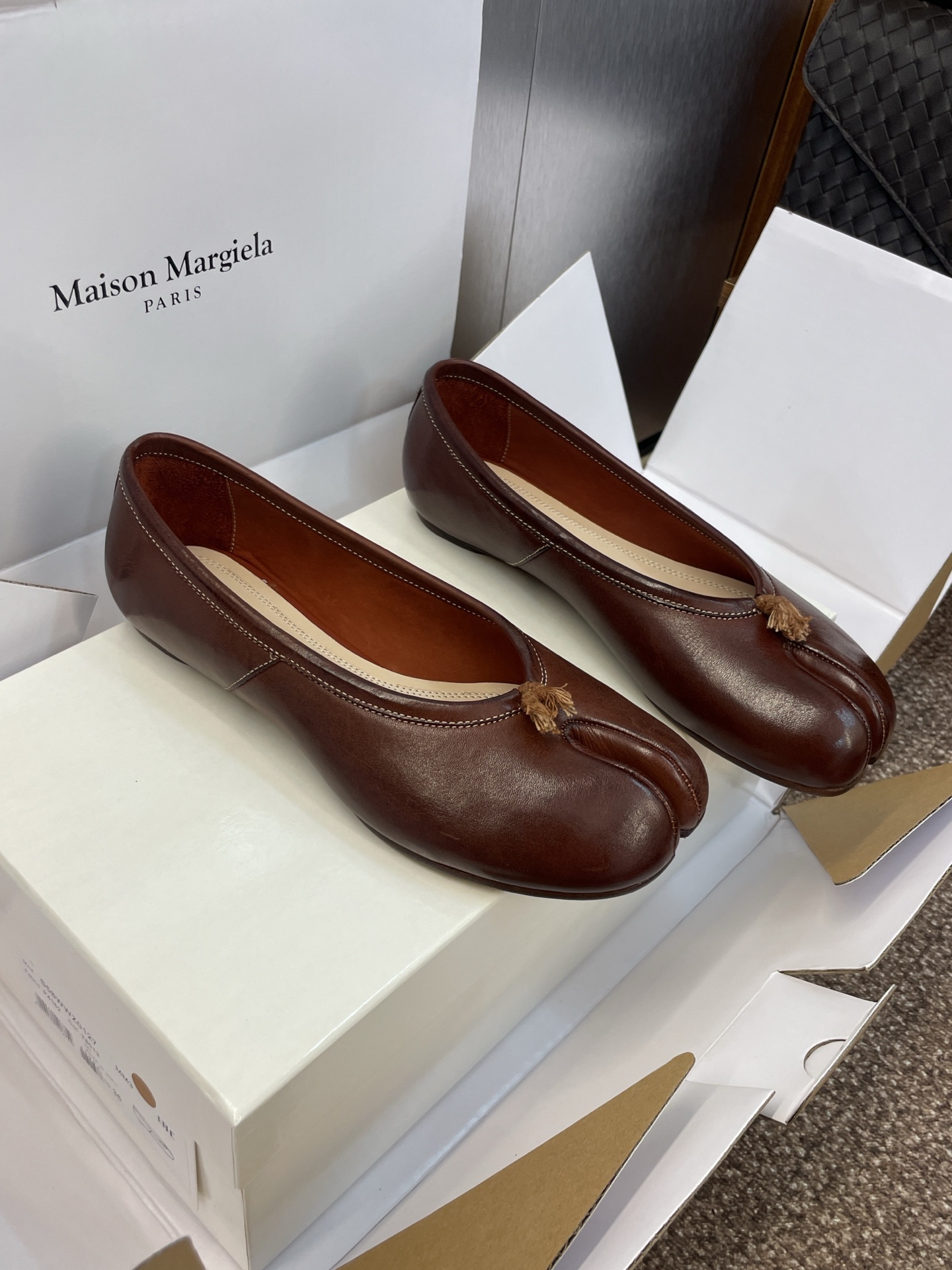 Fashion Substitutes: Maison Margiela Ballet Shoes with Unique Waterwashing Process - 图片 3