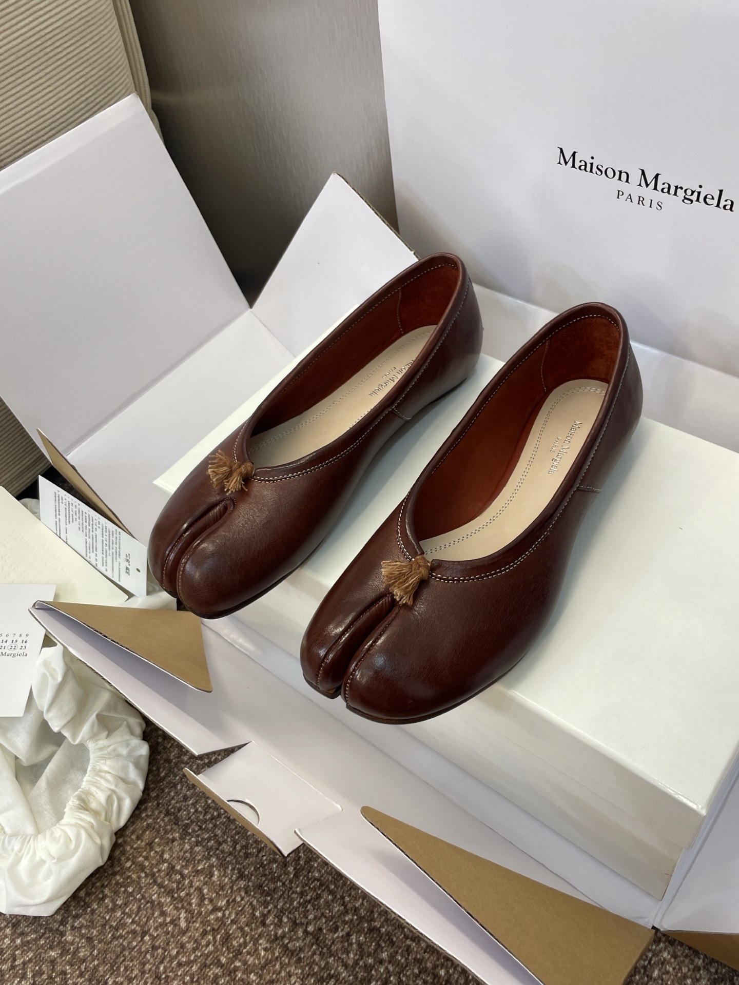 Fashion Substitutes: Maison Margiela Ballet Shoes with Unique Waterwashing Process - 图片 2