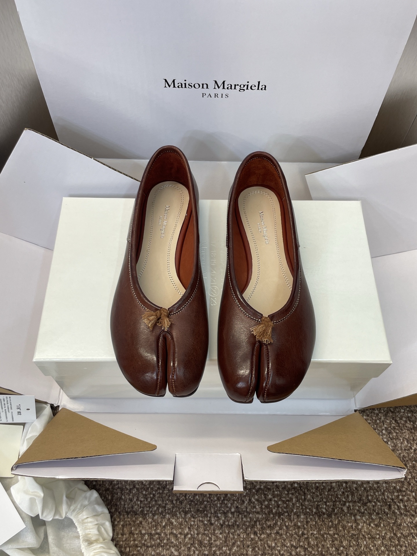 NO:447240,Glossy / Washing craft leather Dongguan Production Purchase grade (official website synchronous box packaging) Maison Margiela Spring and summer new flat ballerina shoes MM6 Washing craft Tabi tassel split-toe single shoes Material imported horse leather washing craft upper + water dyed sheepskin inner lining + Italian double-layer leather outsole Size: 35-40 (40 custom non-return and exchange), split-toe shoes, masion margiela,masion margiela, sheepskin,Leather soles19860909光面 /水洗工艺皮 莞产 代购级（官网同步盒包装） Maison Margiela 马吉拉 春夏新款平底芭蕾舞女鞋 MM6水洗工艺Tabi流苏分趾单鞋 材质进口马皮水洗工艺鞋面+水染羊皮内里+意大利双层真皮大底 Size: 35-40（40 定制不退换）,分趾鞋,masion margiela,masion margiela,sheepskin,Leather soles,Women's Shoes