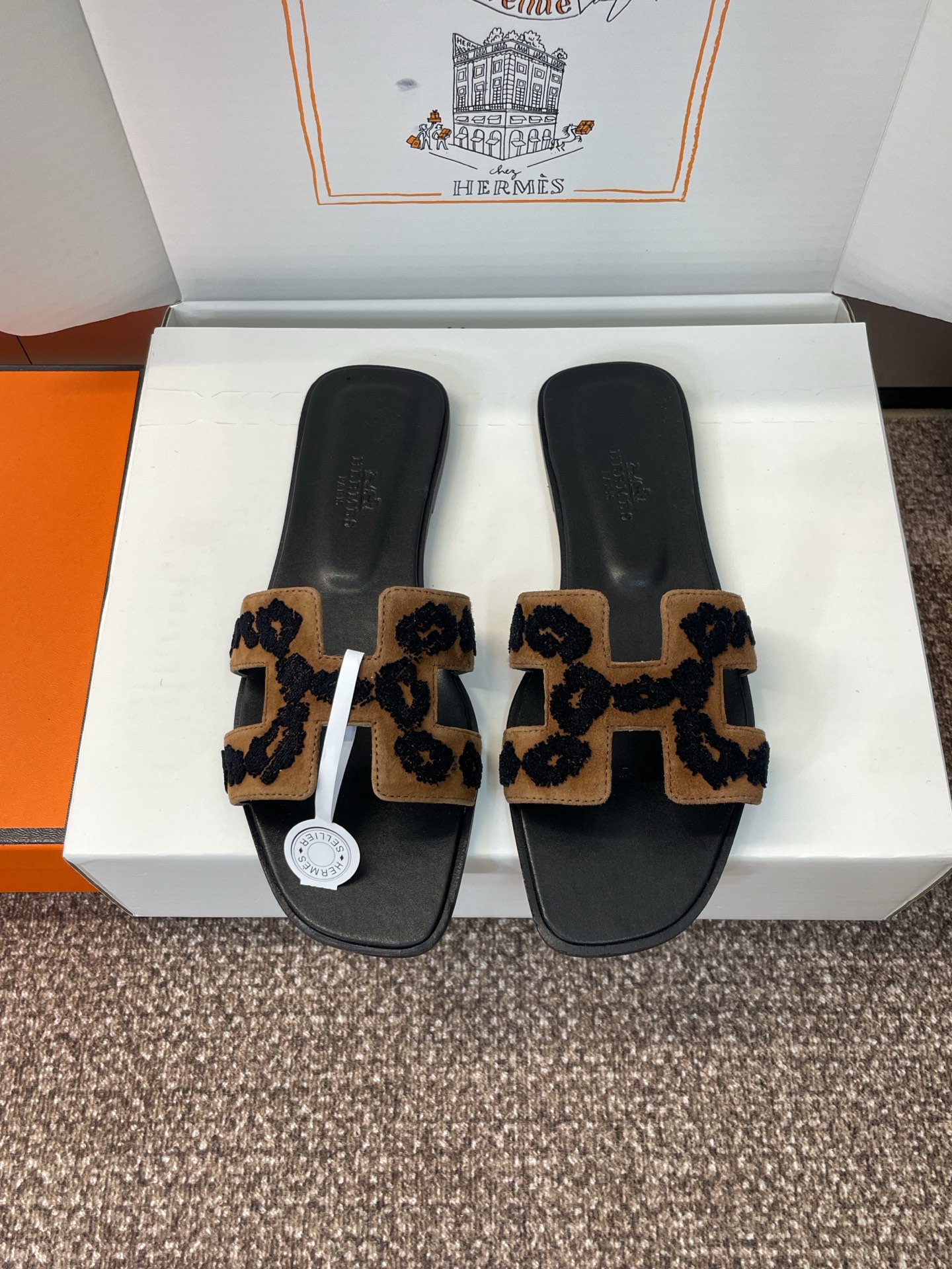NO:884166,(With a complete set of airplane cases) Dongguan-made purchasing agent Hermes spring and summer classic Oran color-blocked flip-flops for women H's flat-bottomed round-toe open-toe sandals made of imported sheepskin leather with electric embroidery technology + water-dyed sheepskin water lining + Italian genuine leather outsole Size:  34-43 (34.40.41.42.43 customization is not returnable), slippers, hermes, hermes, slippers, sheepskin, sheep, Leather soles19860909(配全套飞机盒) 莞产 代购级 爱马仕 Hermes 春夏经典款 Oran 拼色工字拖女鞋 H家平底圆头露趾凉拖鞋 材质进口羊猄皮电绣工艺+水染羊皮水里+意大利真皮大底 Size: 34-43（34.40.41.42.43定制不退换）,拖鞋,hermes,hermes,slippers,sheepskin,sheep,Leather soles,Women's Shoes