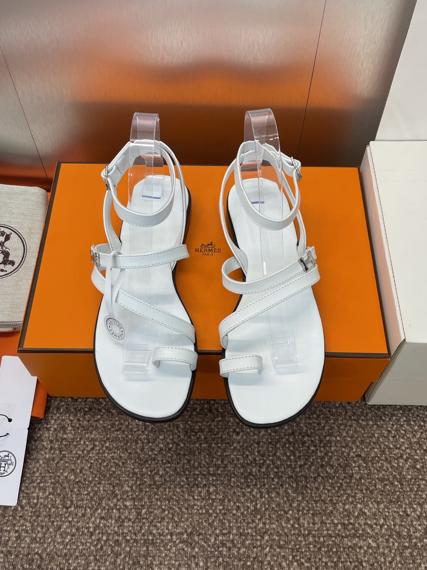 NO:884119,(With a complete set of airplane cases) Guan-made purchasing agent Hermes 2025 spring and summer new model Kelly buckle lnnocente color-blocked women's shoes H's flat-bottomed round-head Roman style cross-strap flip-flops sandals Material upper imported calfskin + water-dyed sheepskin water lining + Italian genuine leather outsole Size:  34-43 (34.40.41.42.43 customization is not returnable), split-toe shoes, hermes, hermes, slippers, cowhide, sheepskin, Leather soles19860909(配全套飞机盒) 莞产 代购级 爱马仕 Hermes 2025春夏新款 Kelly扣 lnnocente拼色女鞋 H家平底圆头罗马风交叉带夹趾凉拖鞋 材质鞋面进口小牛皮 +水染羊皮水里+意大利真皮大底 Size: 34-43（34.40.41.42.43定制不退换）,分趾鞋,hermes,hermes,slippers,cowhide,sheepskin,Leather soles,Women's Shoes