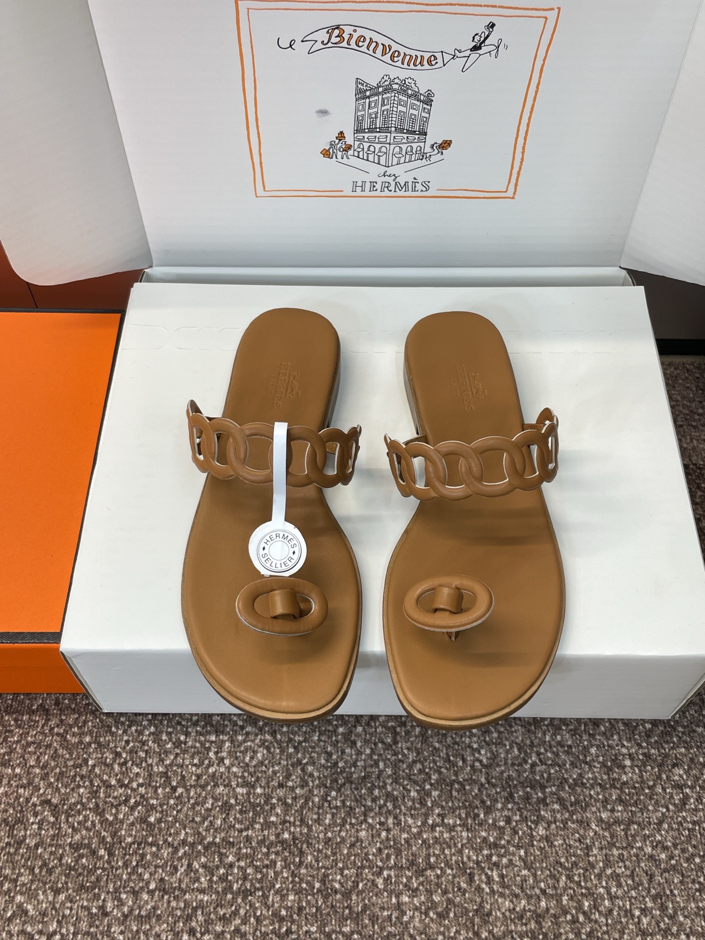 NO:884107,(With a complete set of airplane cases) Guan-made purchasing agent Hermes 2025 spring and summer new style Lagune pig nose chain clip-on women's shoes H family flat round toe open-toe sandals Material upper imported calfskin + water-dyed cowhide lining + Italian genuine leather outsole Size:  34-43 (34.40.41.42.43 customization is not returnable), split-toe shoes, hermes, hermes, slippers, cowhide, Leather soles19860909(配全套飞机盒) 莞产 代购级 爱马仕 Hermes 2025春夏新款 Lagune 猪鼻子链条夹指女鞋 H家平底圆头露趾凉拖鞋 材质鞋面进口小牛皮+水染牛皮内里+意大利真皮大底 Size: 34-43（34.40.41.42.43定制不退换）,分趾鞋,hermes,hermes,slippers,cowhide,Leather soles,Women's Shoes