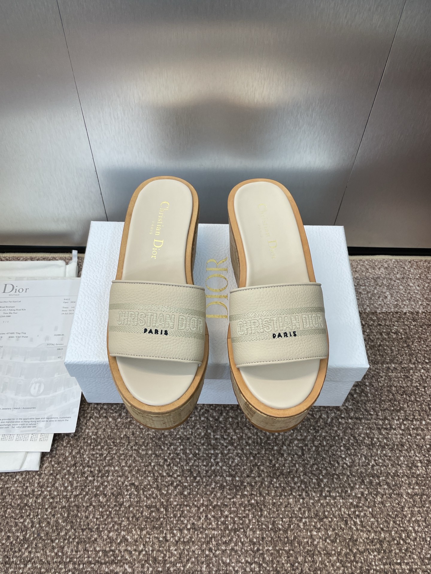 NO:461020,Dior Dior 2025 spring and summer new Dway jelly wedge women's shoes CD letter logo three-dimensional embroidered thick sole round toe color-blocked sandals Material: imported calfskin upper + water-dyed sheepskin footbed inside + original consistent cork combination Tpu outsole sole 10CM thick sole size35-43 (40.41.42.43 custom made without return or replacement), slippers, dior, dior, slippers, cowhide, sheepskin19860909迪奥 Dior 2025 春夏新款 Dway 果冻色坡跟女鞋 CD字母logo立体刺绣厚底圆头露趾拼色凉拖鞋 材质:鞋面进口小牛皮+水染羊皮垫脚内里+原版一致软木组合Tpu大底 底厚10CM size35-43（40.41.42.43定做不退不换）,拖鞋,dior,dior,slippers,cowhide,sheepskin,Women's Shoes