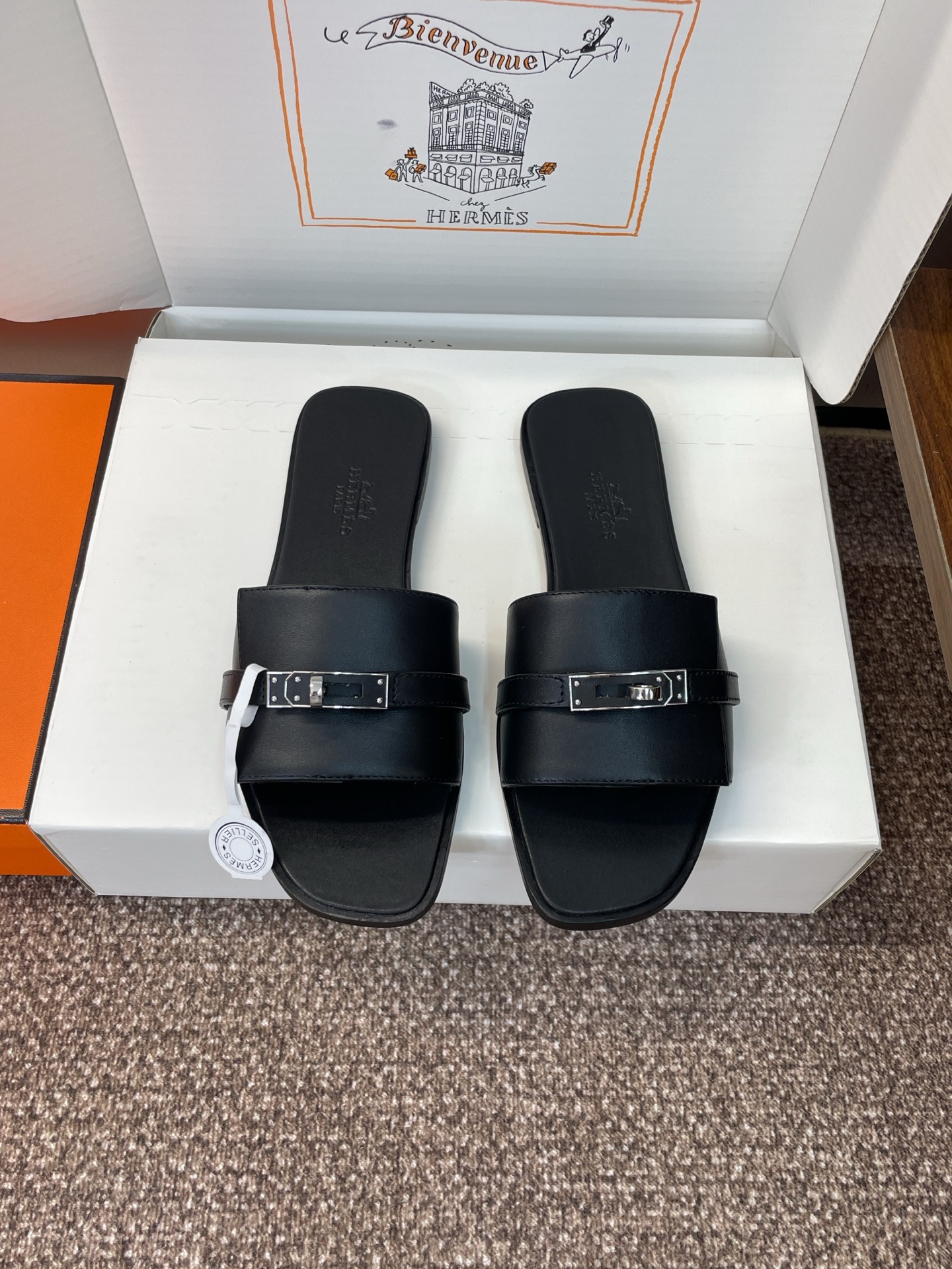 NO:884175,(With a complete set of airplane cases) Guanhuo purchasing agent Hermes 2025 spring and summer classic Giulia punk style color-blocked women's shoes H home flat Kelly hardware buckle round toe open toe sandals Material imported sheepskin/calfskin + water-dyed cowhide lining + Italian genuine leather outsole Size:  34-43 (34.40.41.42.43 customization is not returnable), slippers, hermes, hermes, slippers, cowhide, sheep, Leather soles19860909(配全套飞机盒) 莞货 代购级 爱马仕 Hermes 2025春夏经典款 Giulia 朋克风拼色女鞋 H家 平底Kelly五金扣圆头露趾凉拖鞋 材质进口羊猄皮/小牛皮+水染牛皮内里+意大利真皮大底 Size: 34-43（34.40.41.42.43定制不退换）,拖鞋,hermes,hermes,slippers,cowhide,sheep,Leather soles,Women's Shoes