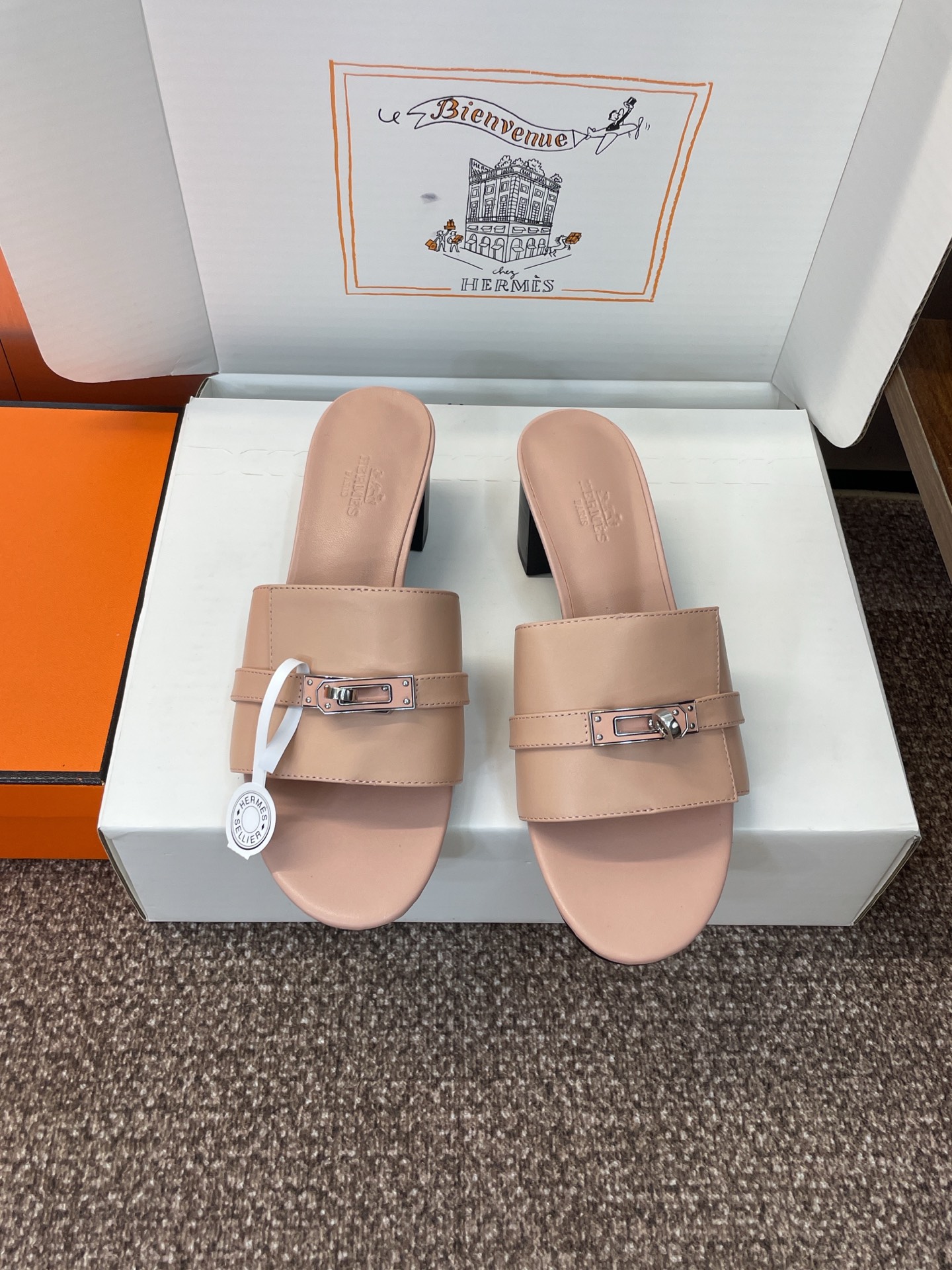 NO:884186,(With a complete set of airplane cases) Guanhuo purchasing agent Hermes spring and summer classic Giulia thick heel color block women's shoes H Kelly hardware buckle round toe open toe sandals Material imported sheepskin/calfskin + water-dyed cowhide lining + Italian leather outsole Heel height: 5CM Size:  34-43 (34.40.41.42.43 customization is not returnable), slippers, hermes, hermes, slippers, cowhide, sheep, Leather soles19860909(配全套飞机盒) 莞货 代购级 爱马仕 Hermes 春夏经典款 Giulia 粗跟拼色女鞋 H家 Kelly五金扣圆头露趾凉拖鞋 材质进口羊猄皮/小牛皮+水染牛皮内里+意大利真皮大底 跟高:5CM Size: 34-43（34.40.41.42.43定制不退换）,拖鞋,hermes,hermes,slippers,cowhide,sheep,Leather soles,Women's Shoes