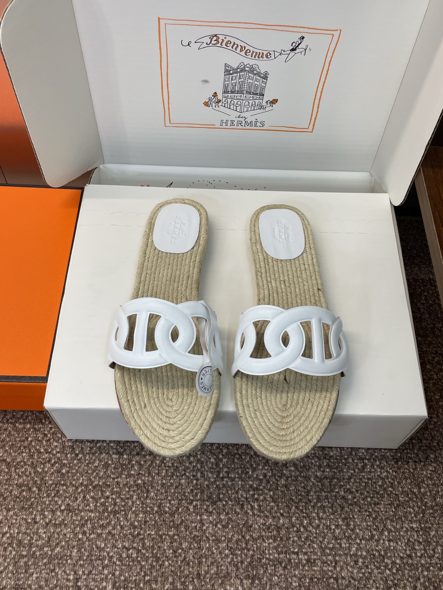 NO:884195,(With a complete set of airplane cases) Guanhuo purchasing agent Hermes 2025 spring and summer new Lagune series Chaine d’Ancre pig nostril chain pattern women’s shoes Hjia flat heel round toe open toe straw lazy beach sandals Material imported sheepskin/calfskin + water-dyed cowhide lining + Italian straw weaving craft combination genuine leather outsole Size: 34-43  (34.40.41.42.43 Customization is non-refundable), slippers, hermes, hermes, slippers, espadrilles, cowhide, sheep, Leather soles19860909(配全套飞机盒) 莞货 代购级 爱马仕 Hermes 2025春夏新款 Lagune 系列 Chaine d’Ancre 猪鼻孔链条图案女鞋 H家平跟拼色圆头露趾草编懒人沙滩凉拖鞋 材质进口羊猄皮/小牛皮+水染牛皮内里+意大利草编工艺组合真皮大底 Size: 34-43 (34.40.41.42.43定制不退换）,拖鞋,hermes,hermes,slippers,espadrilles,cowhide,sheep,Leather soles,Women's Shoes