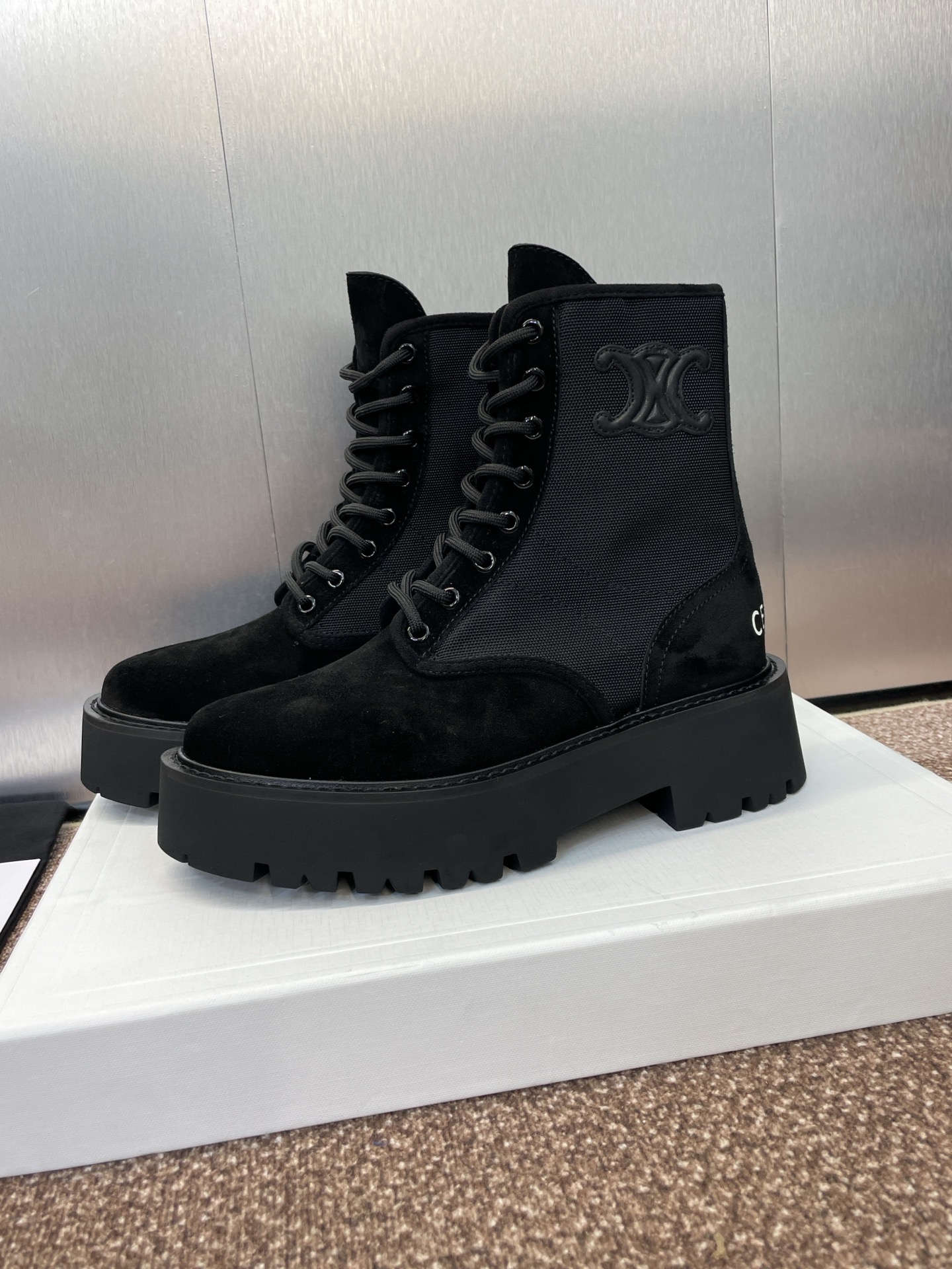 CELINE 秋冬新款系带机车女短靴 瑟琳字母logo厚底低跟圆头拼色骑士登山靴材质:鞋面定制进口羊猄皮