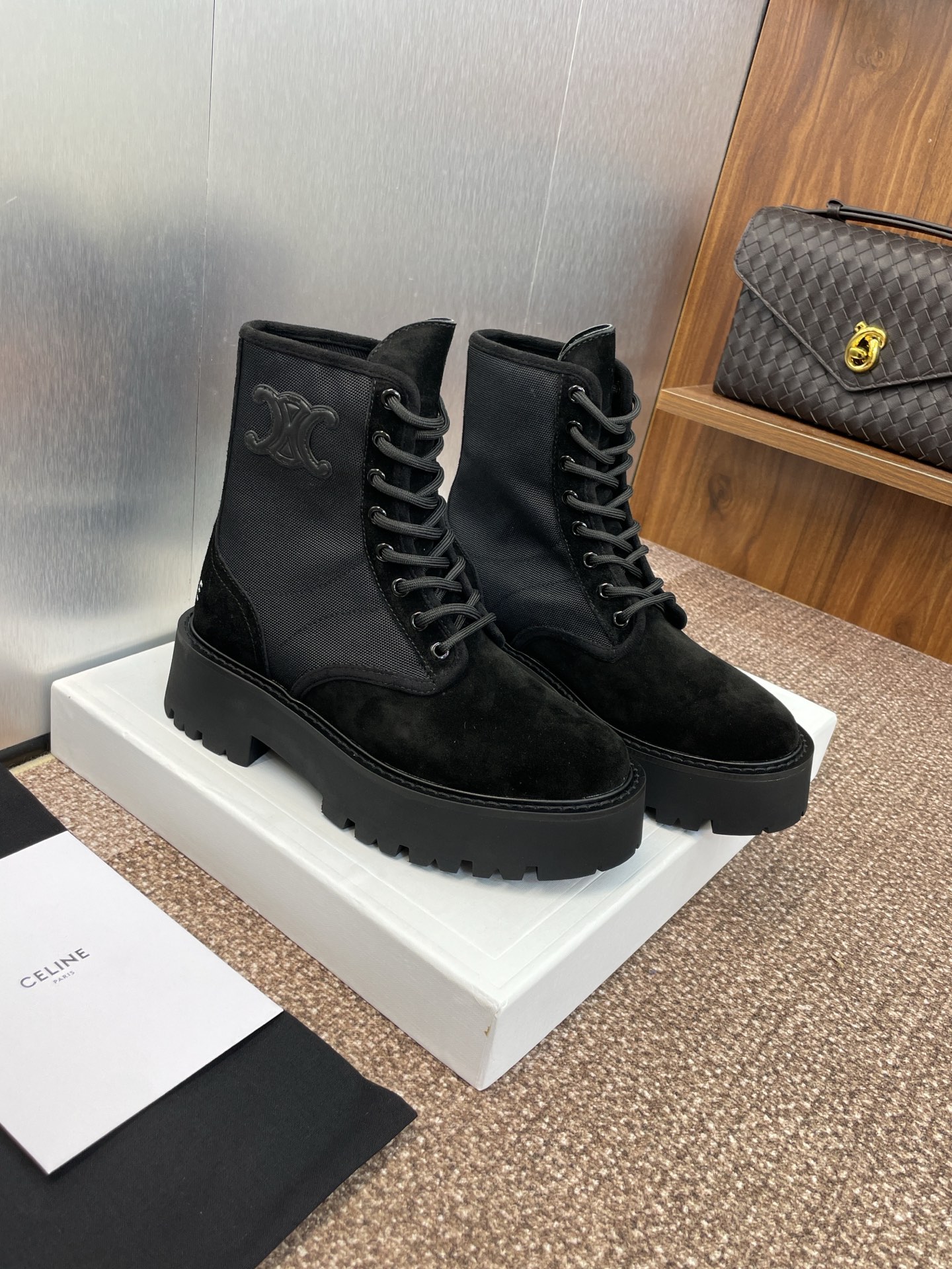 CELINE 秋冬新款系带机车女短靴 瑟琳字母logo厚底低跟圆头拼色骑士登山靴材质:鞋面定制进口羊猄皮