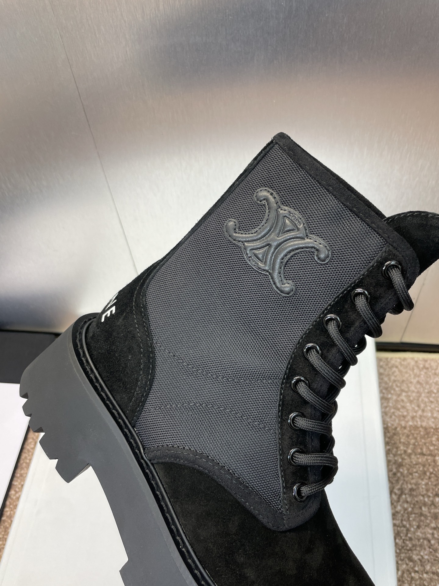 CELINE 秋冬新款系带机车女短靴 瑟琳字母logo厚底低跟圆头拼色骑士登山靴材质:鞋面定制进口羊猄皮