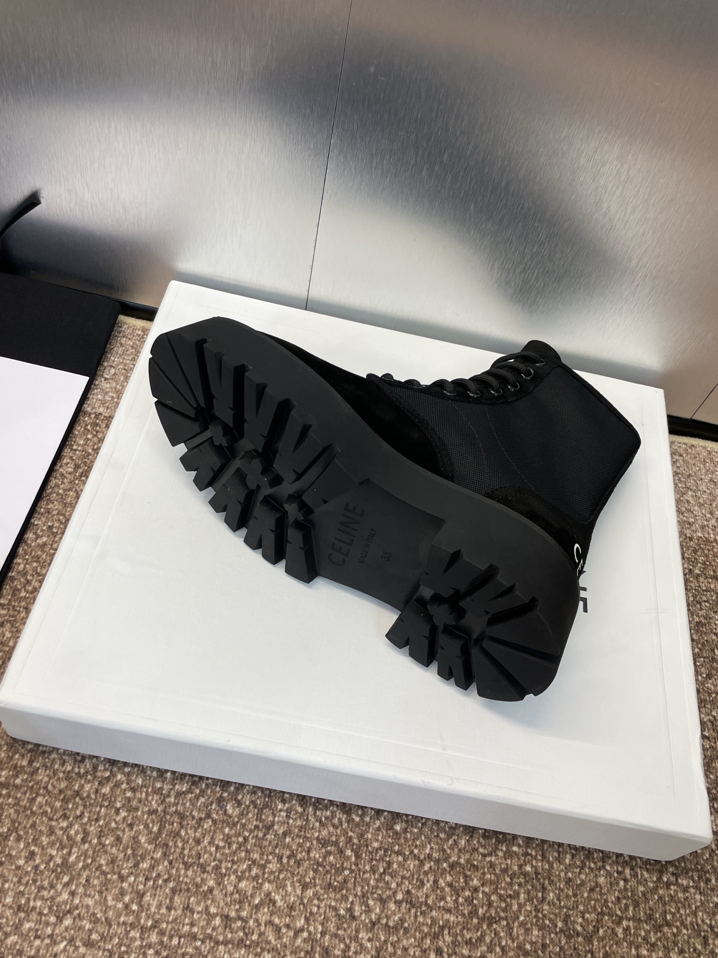 CELINE 秋冬新款系带机车女短靴 瑟琳字母logo厚底低跟圆头拼色骑士登山靴材质:鞋面定制进口羊猄皮