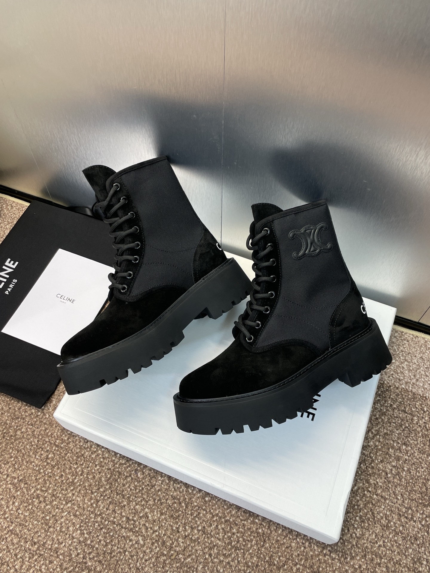 CELINE 秋冬新款系带机车女短靴 瑟琳字母logo厚底低跟圆头拼色骑士登山靴材质:鞋面定制进口羊猄皮