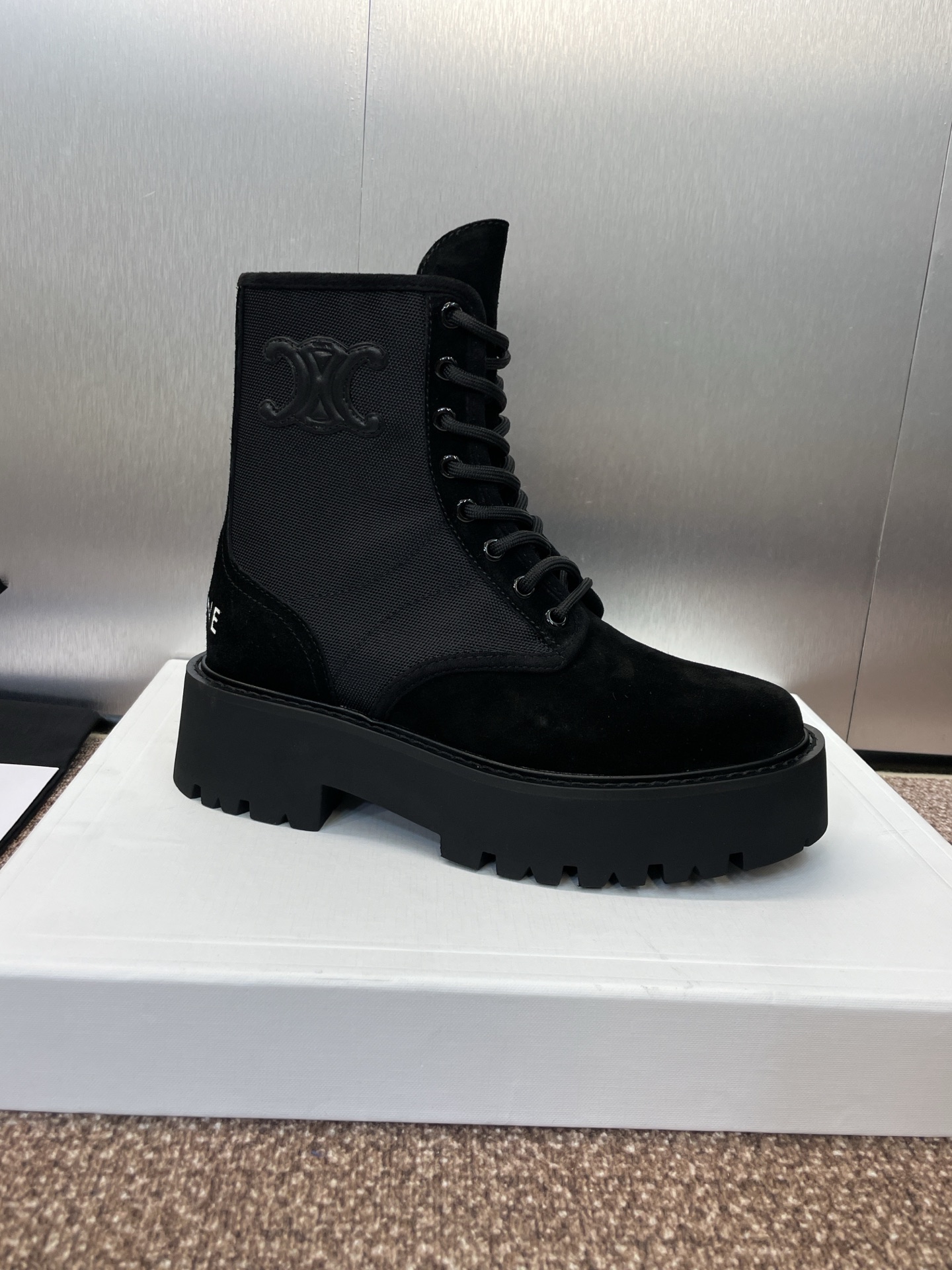 CELINE 秋冬新款系带机车女短靴 瑟琳字母logo厚底低跟圆头拼色骑士登山靴材质:鞋面定制进口羊猄皮