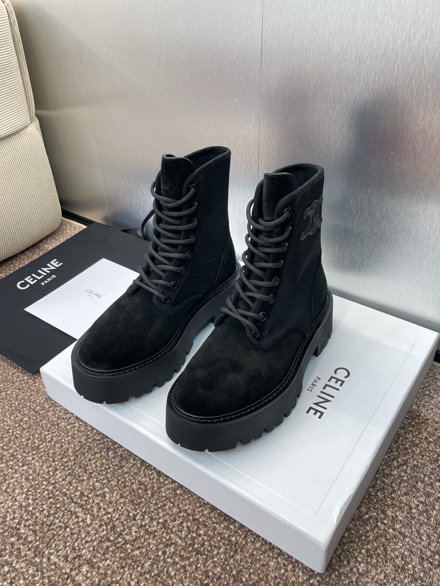 CELINE 秋冬新款系带机车女短靴 瑟琳字母logo厚底低跟圆头拼色骑士登山靴材质:鞋面定制进口羊猄皮
