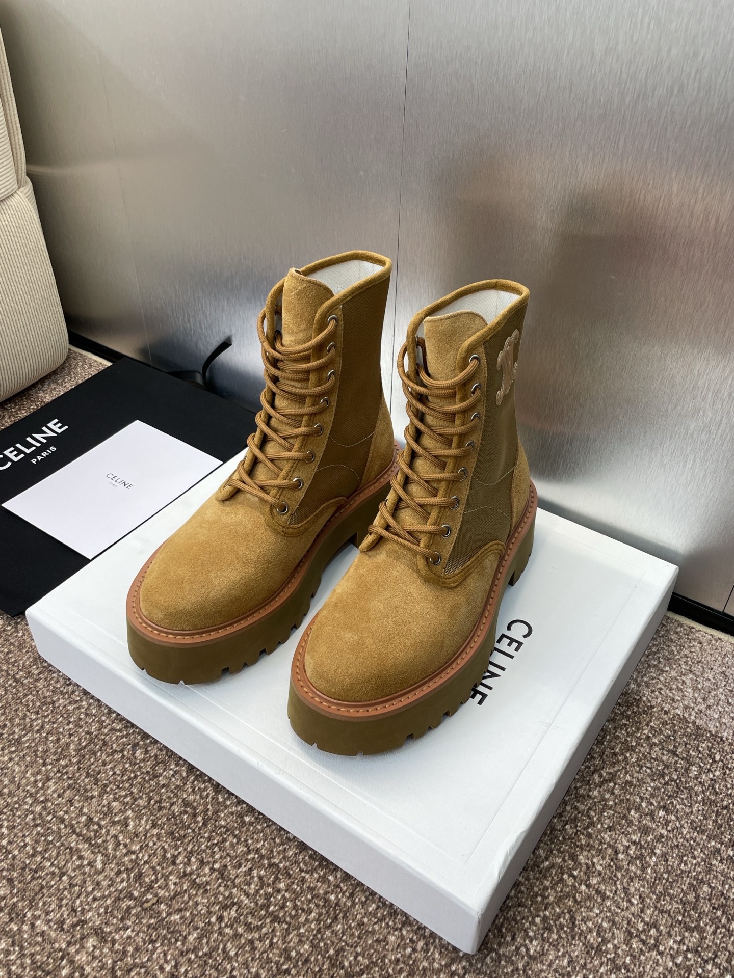 CELINE 秋冬新款系带机车女短靴 瑟琳字母logo厚底低跟圆头拼色骑士登山靴材质:鞋面定制进口羊猄皮