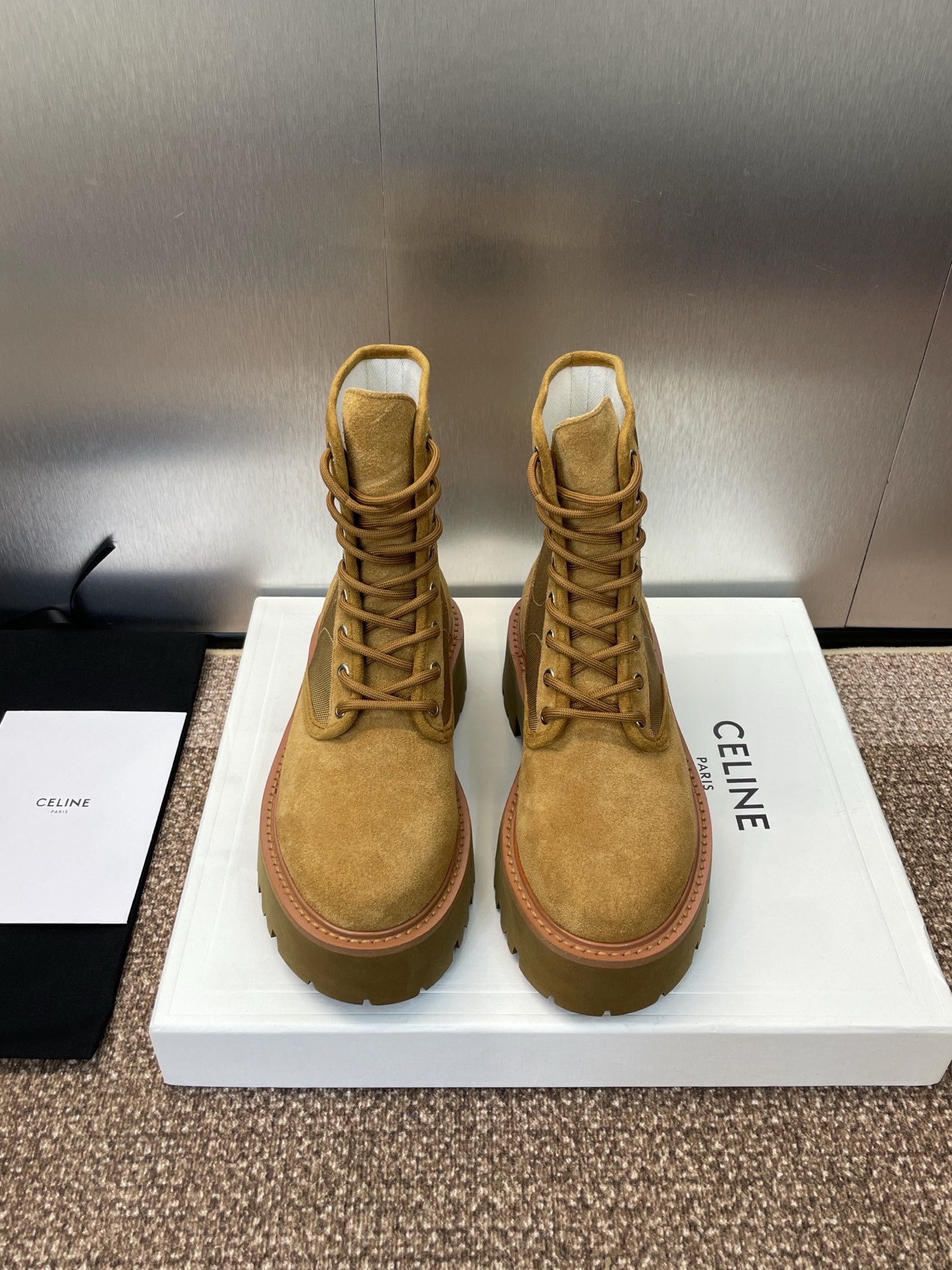 CELINE 秋冬新款系带机车女短靴 瑟琳字母logo厚底低跟圆头拼色骑士登山靴材质:鞋面定制进口羊猄皮