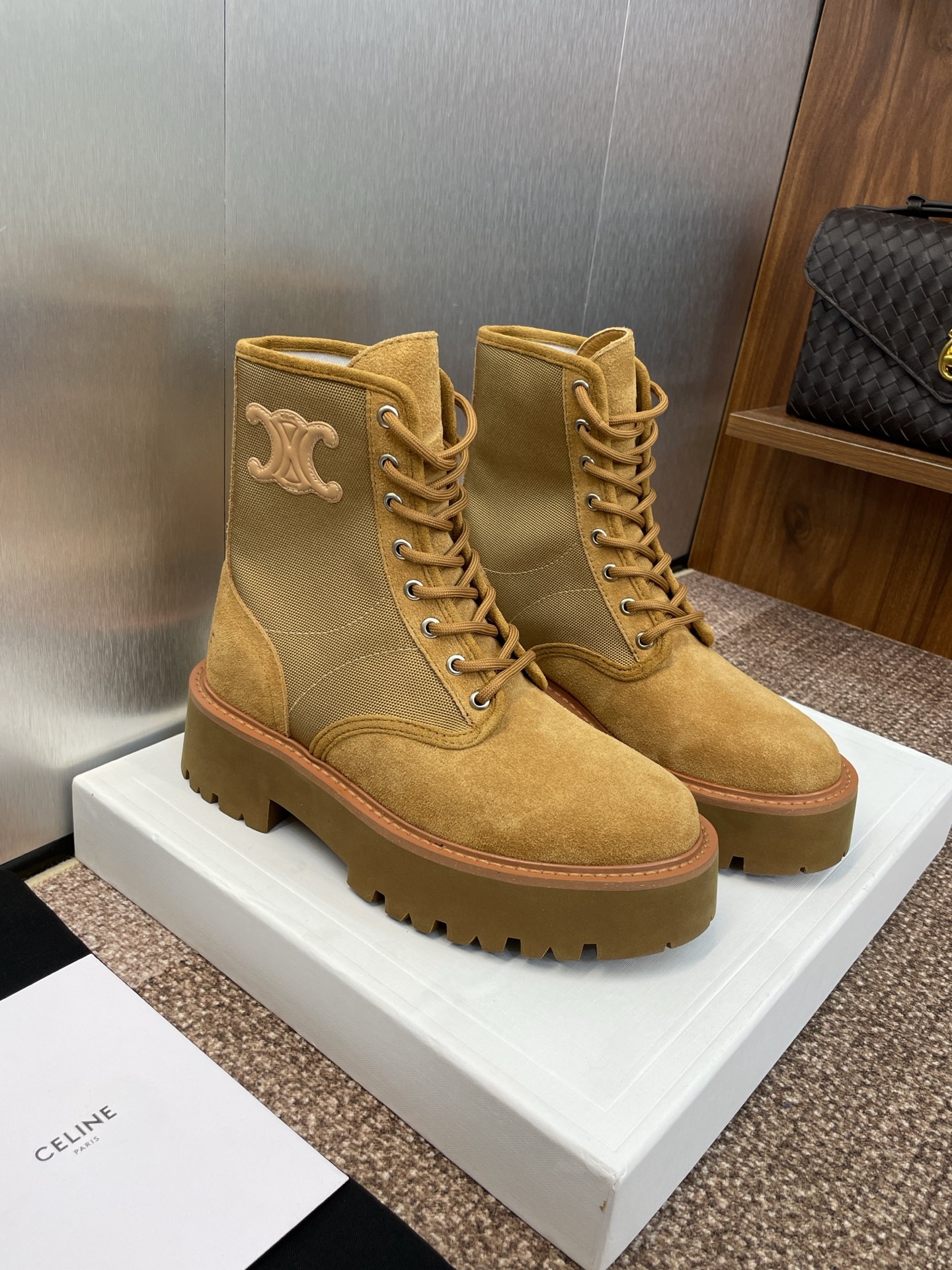 CELINE 秋冬新款系带机车女短靴 瑟琳字母logo厚底低跟圆头拼色骑士登山靴材质:鞋面定制进口羊猄皮