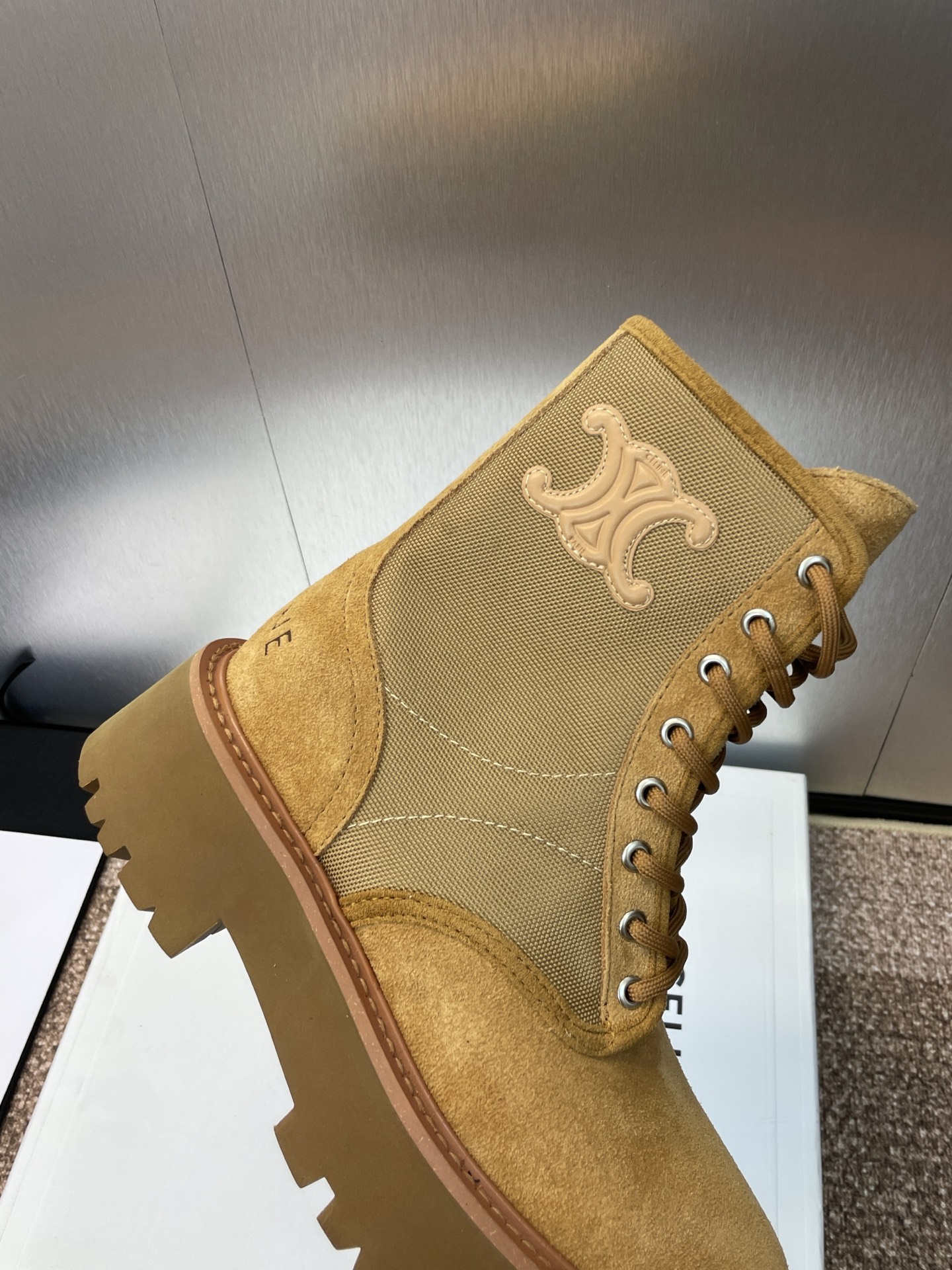 CELINE 秋冬新款系带机车女短靴 瑟琳字母logo厚底低跟圆头拼色骑士登山靴材质:鞋面定制进口羊猄皮