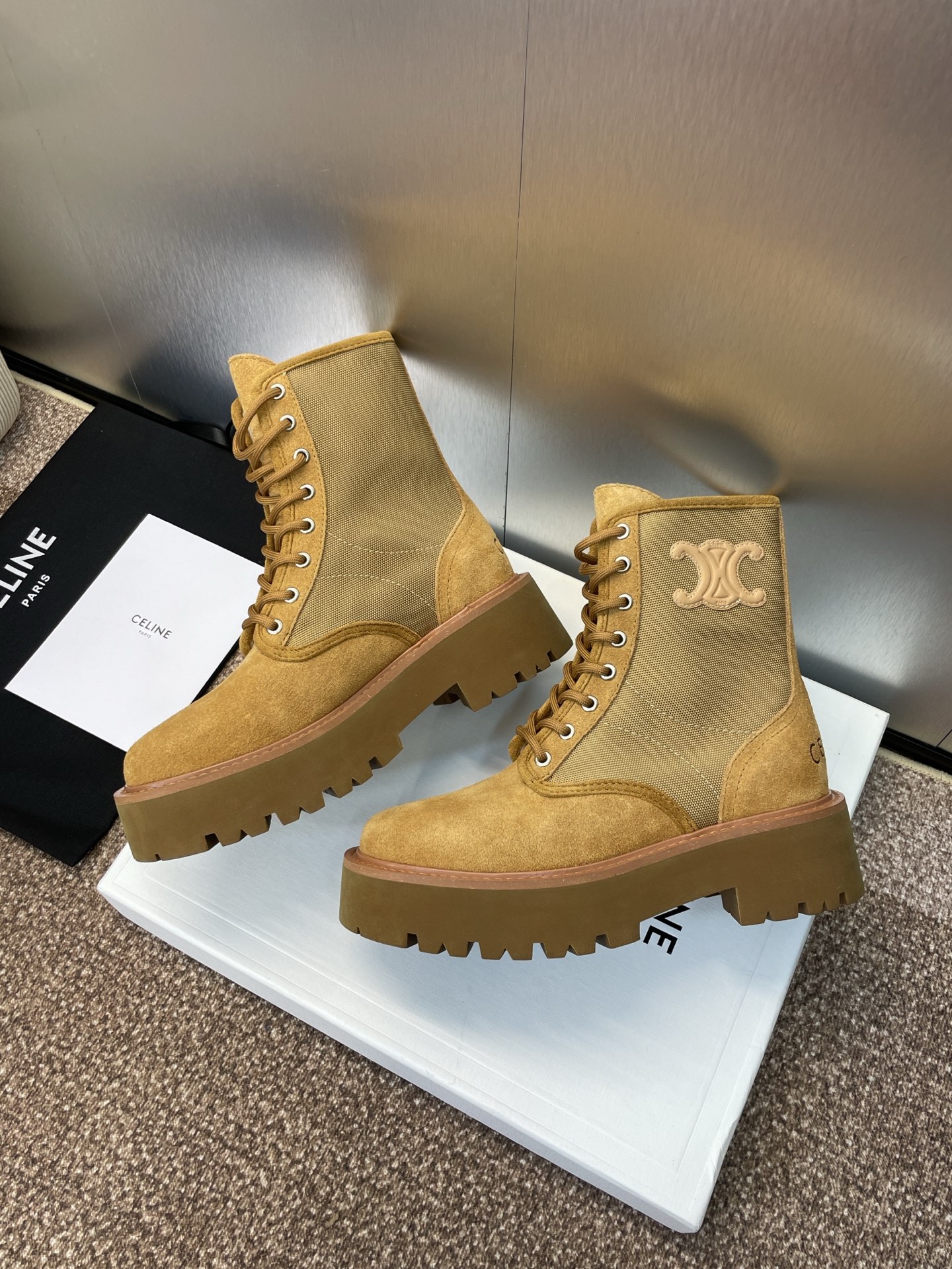 CELINE 秋冬新款系带机车女短靴 瑟琳字母logo厚底低跟圆头拼色骑士登山靴材质:鞋面定制进口羊猄皮